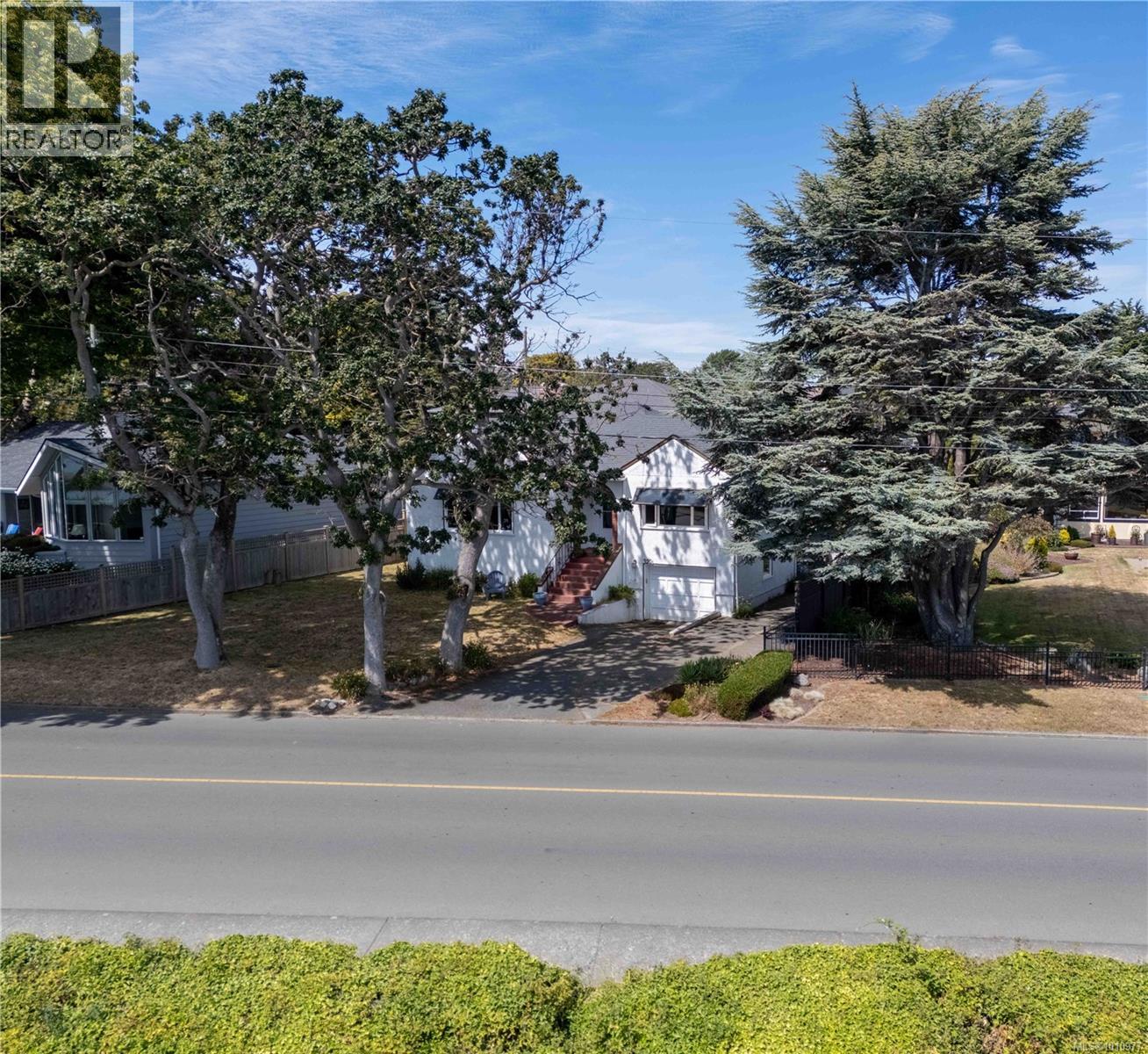 320 Beach Dr, Oak Bay