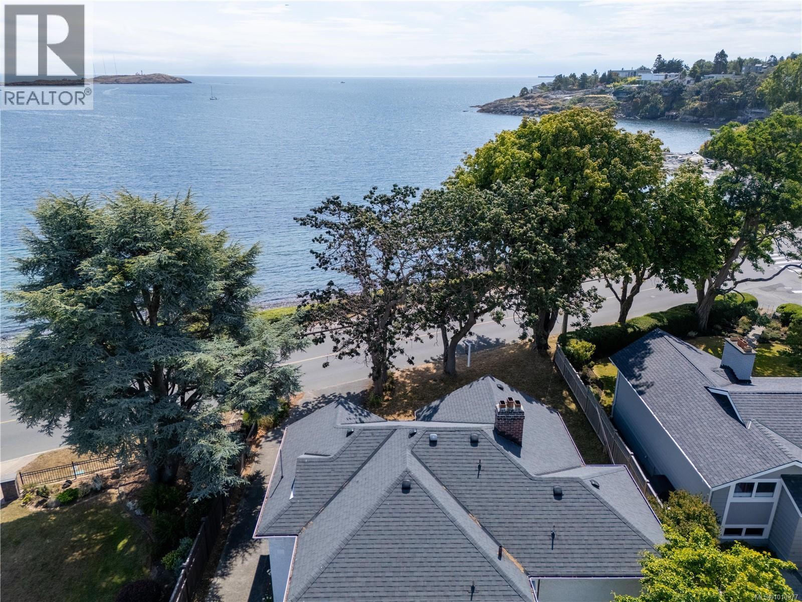 320 Beach Dr, Oak Bay