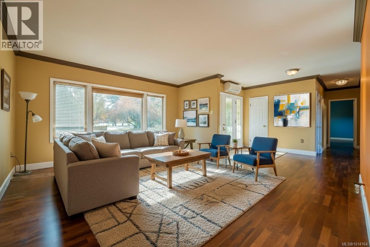 441 Memorial Ave, Qualicum Beach