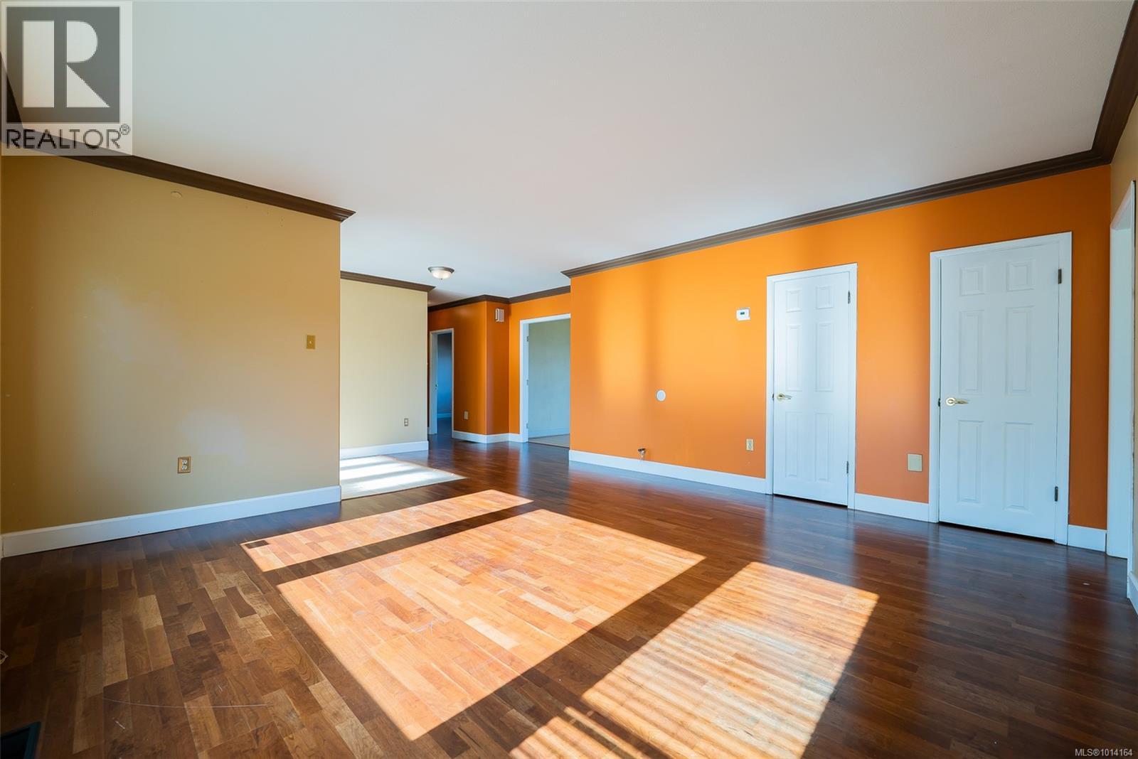 441 Memorial Ave, Qualicum Beach