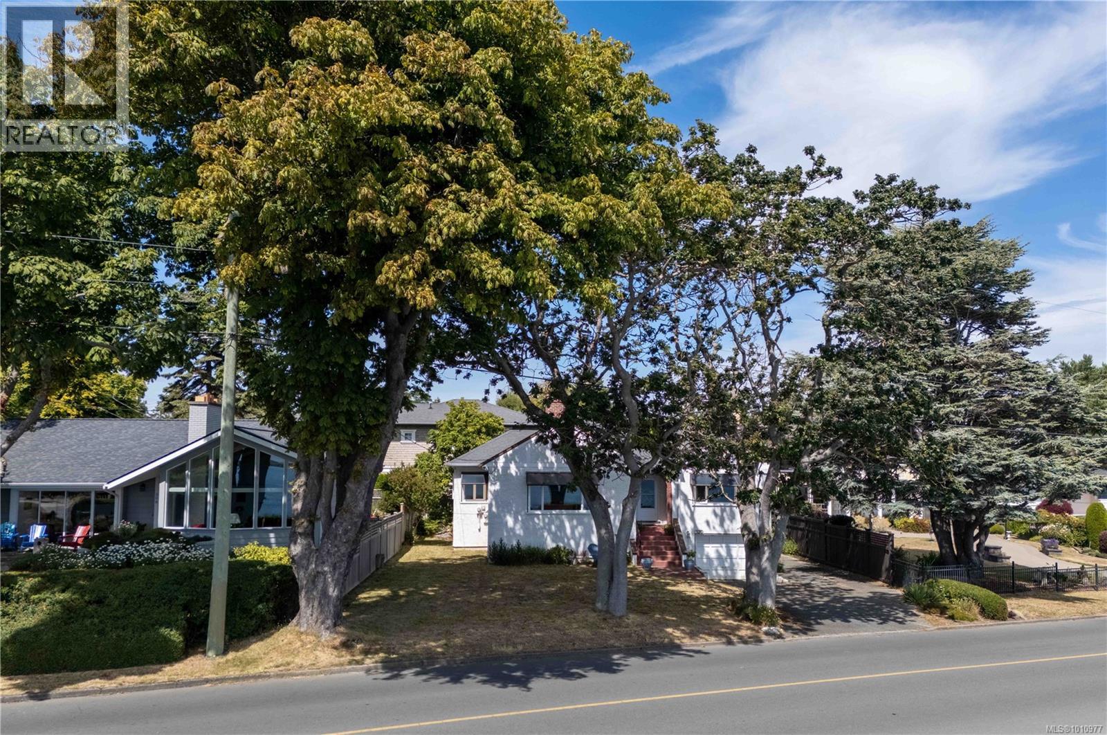 320 Beach Dr, Oak Bay
