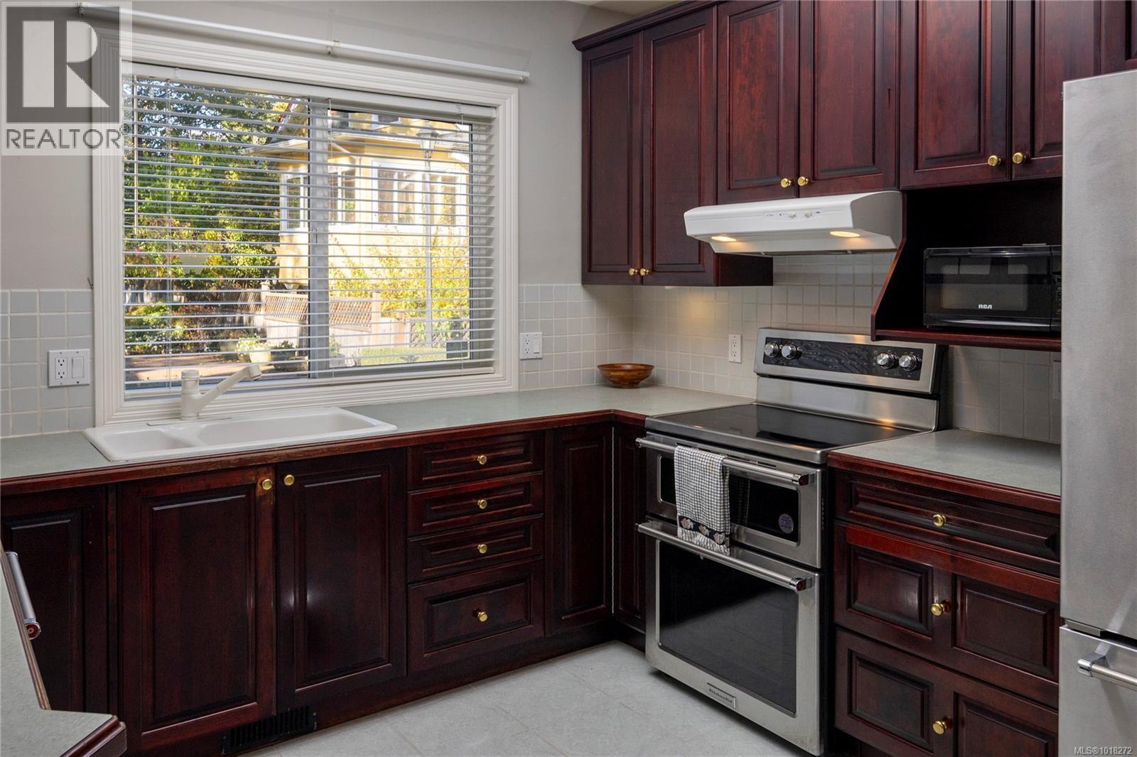 #7 919 PEMBERTON RD - 16