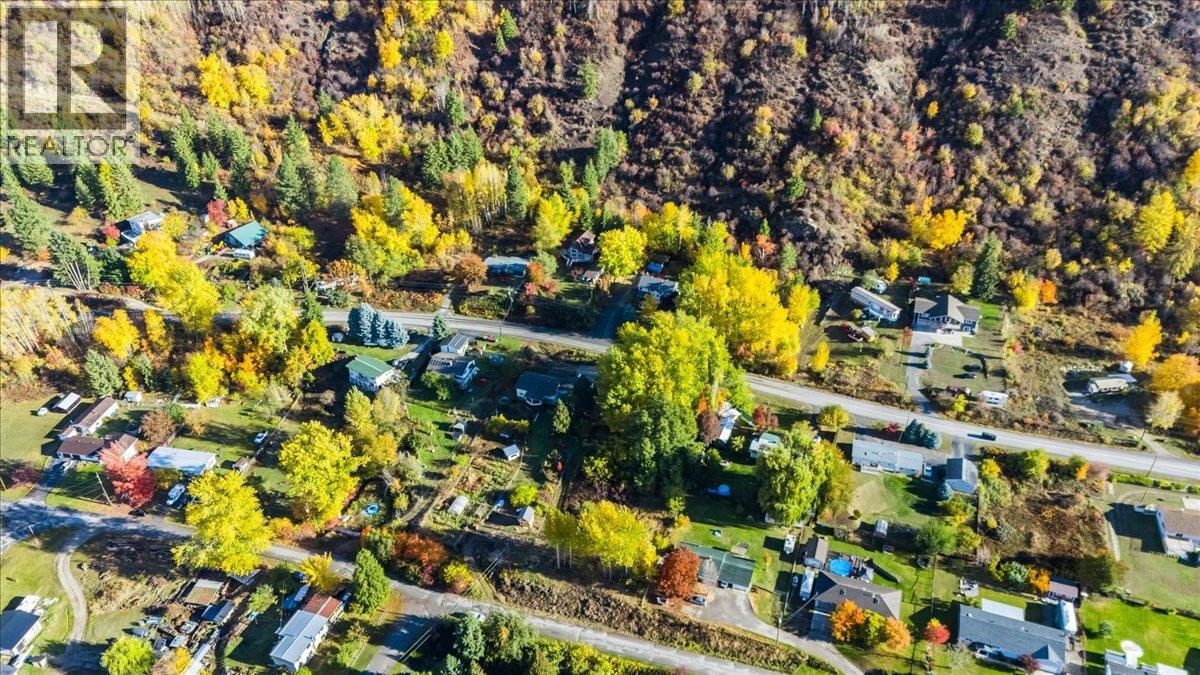 2073 Raspberry Road - Photo 2 of 30, Robson, British Columbia