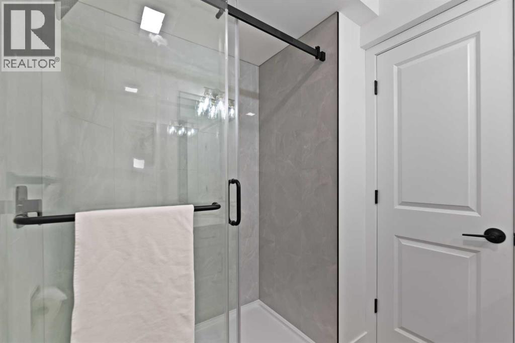 Single Family House 4 Level for Sale in  Glamis Gardens SW Glamorgan Calgary 