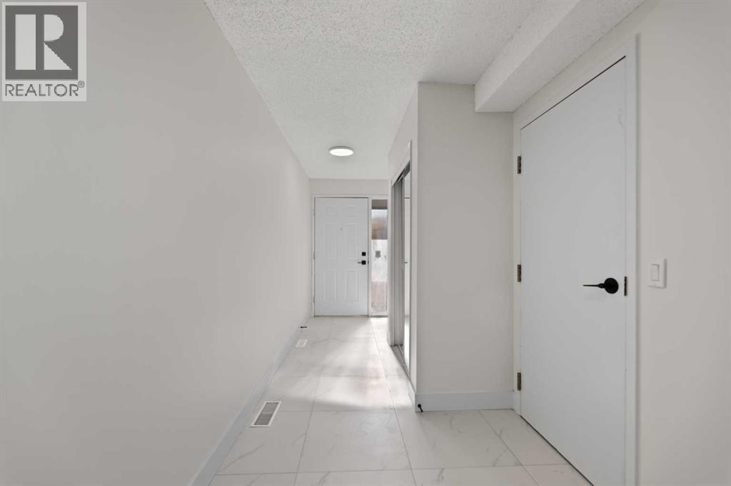 Single Family House 4 Level for Sale in  Glamis Gardens SW Glamorgan Calgary 