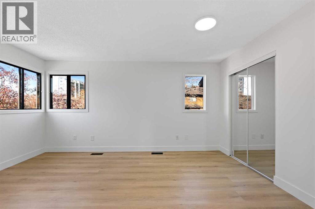 Single Family House 4 Level for Sale in  Glamis Gardens SW Glamorgan Calgary 