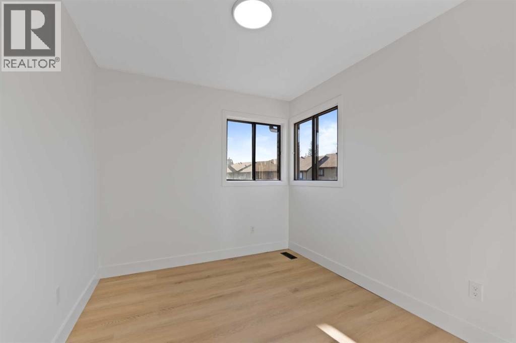 Single Family House 4 Level for Sale in  Glamis Gardens SW Glamorgan Calgary 