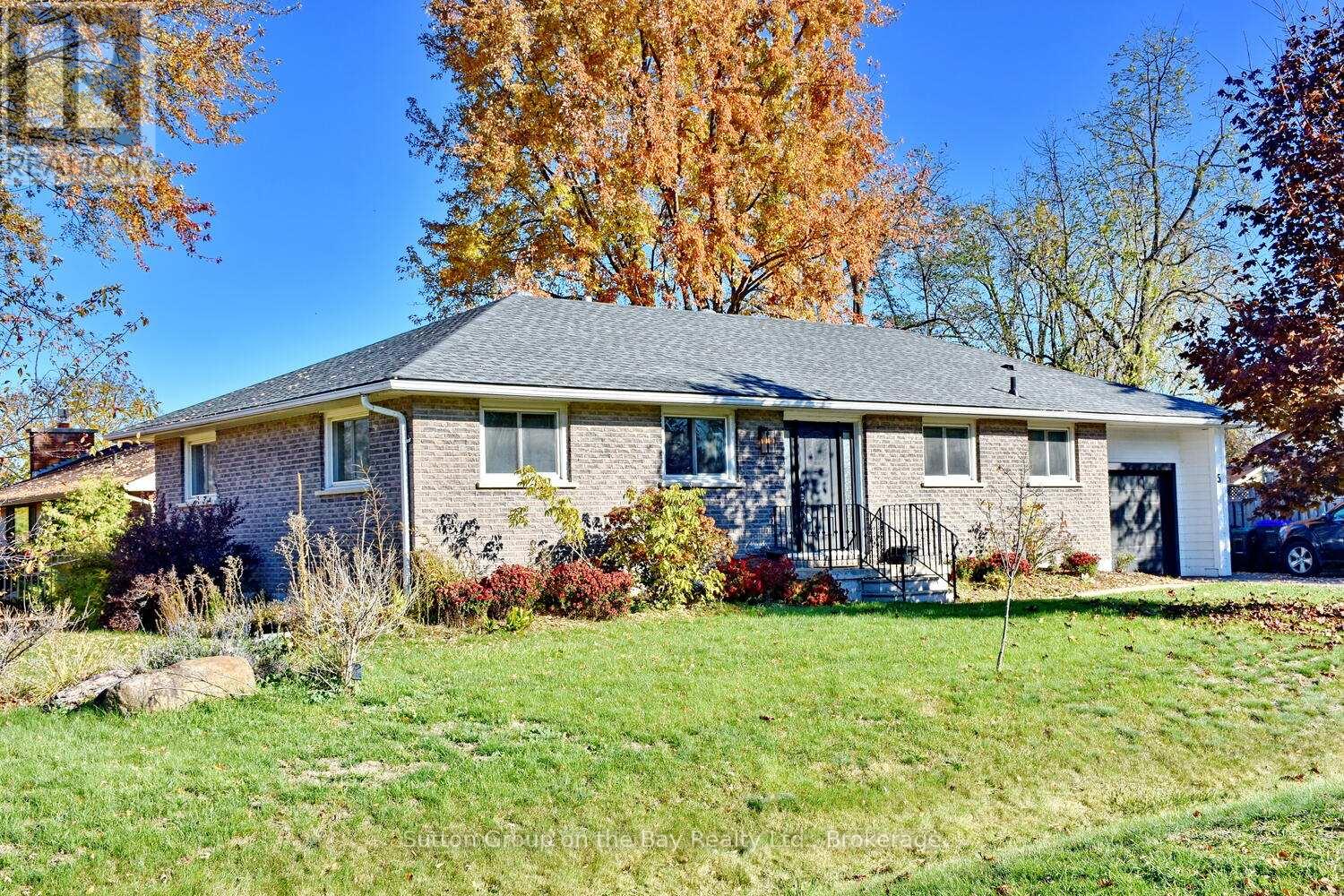 5 BROCK CRESCENT - 1