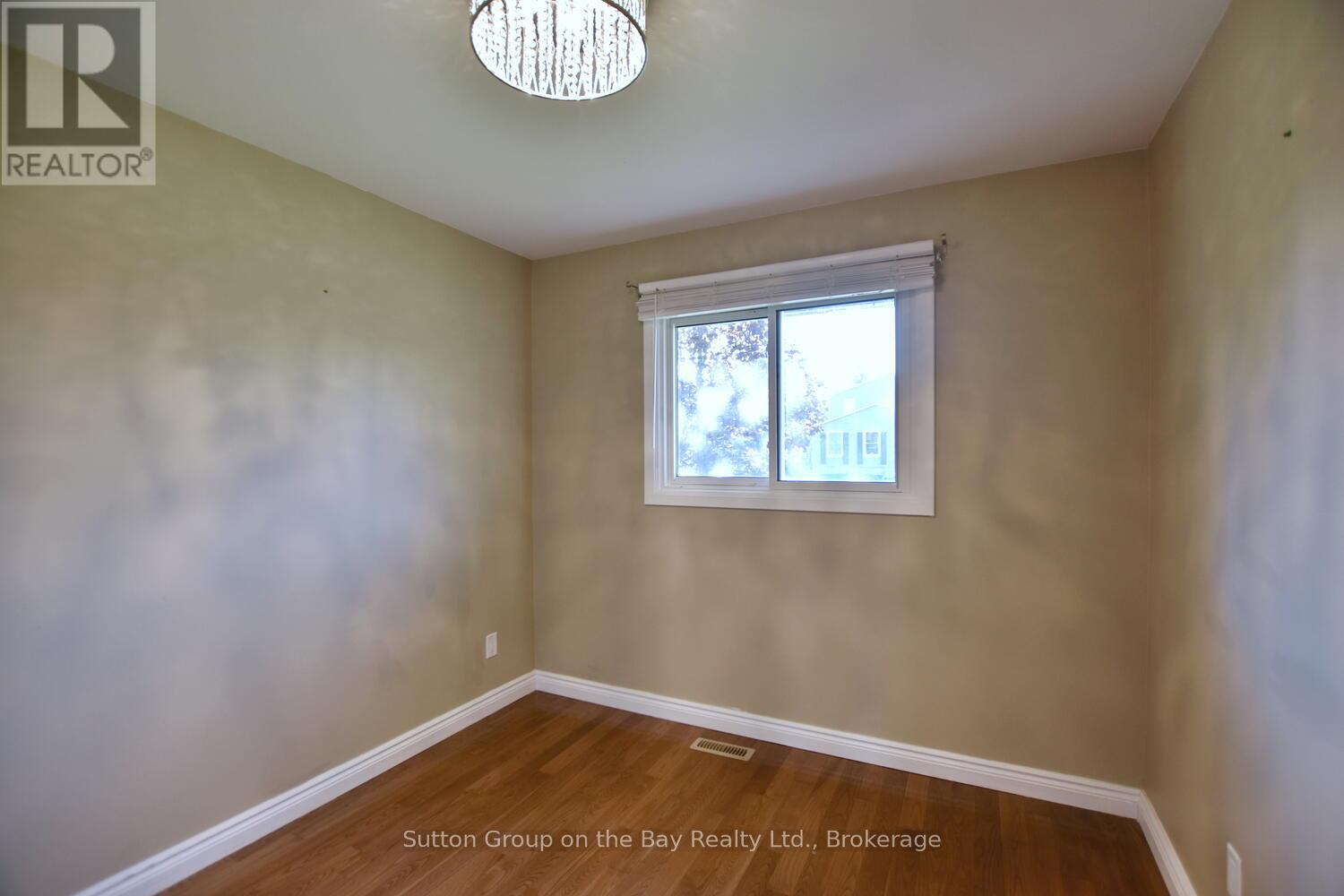 5 BROCK CRESCENT - 26
