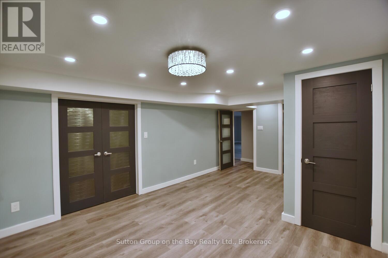 5 BROCK CRESCENT - 34