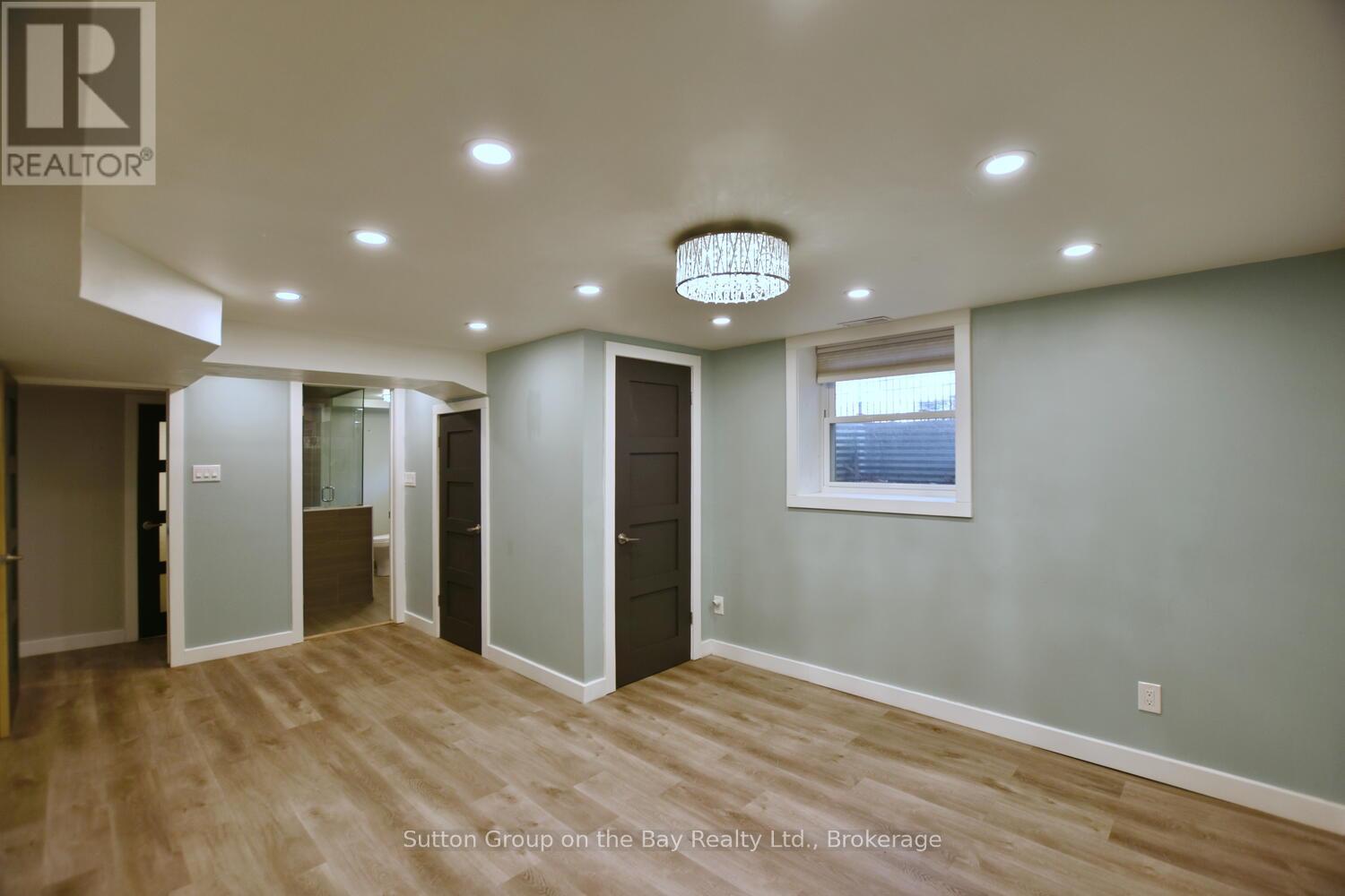 5 BROCK CRESCENT - 35