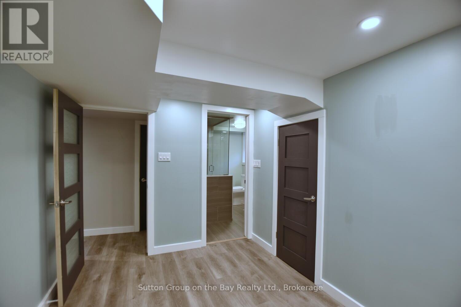 5 BROCK CRESCENT - 36