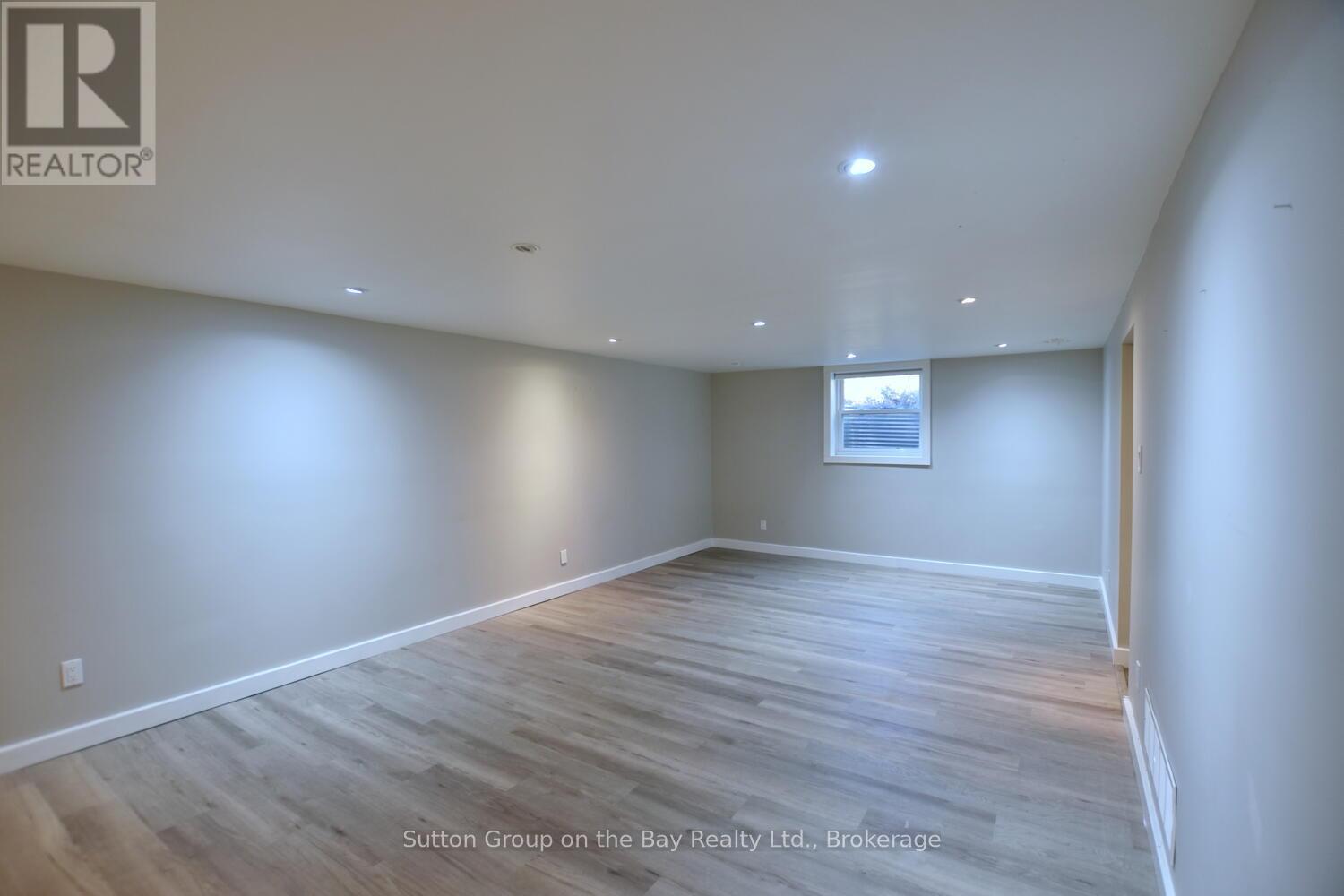 5 BROCK CRESCENT - 43