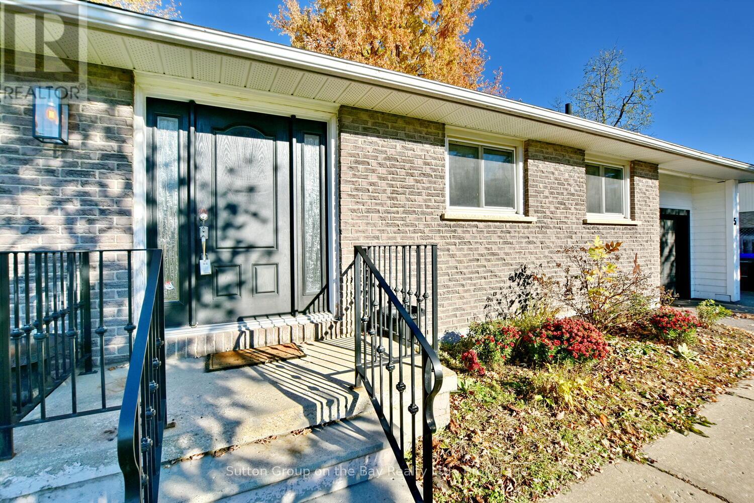 5 BROCK CRESCENT - 5