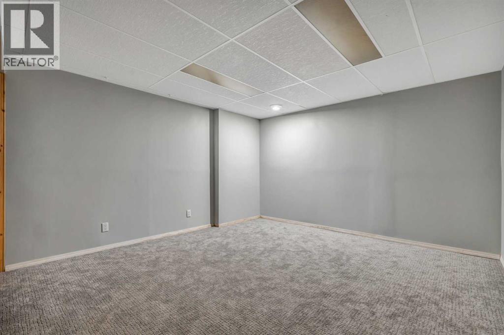 Single Family House for Sale in  Pinelore Place NE Pineridge Calgary 