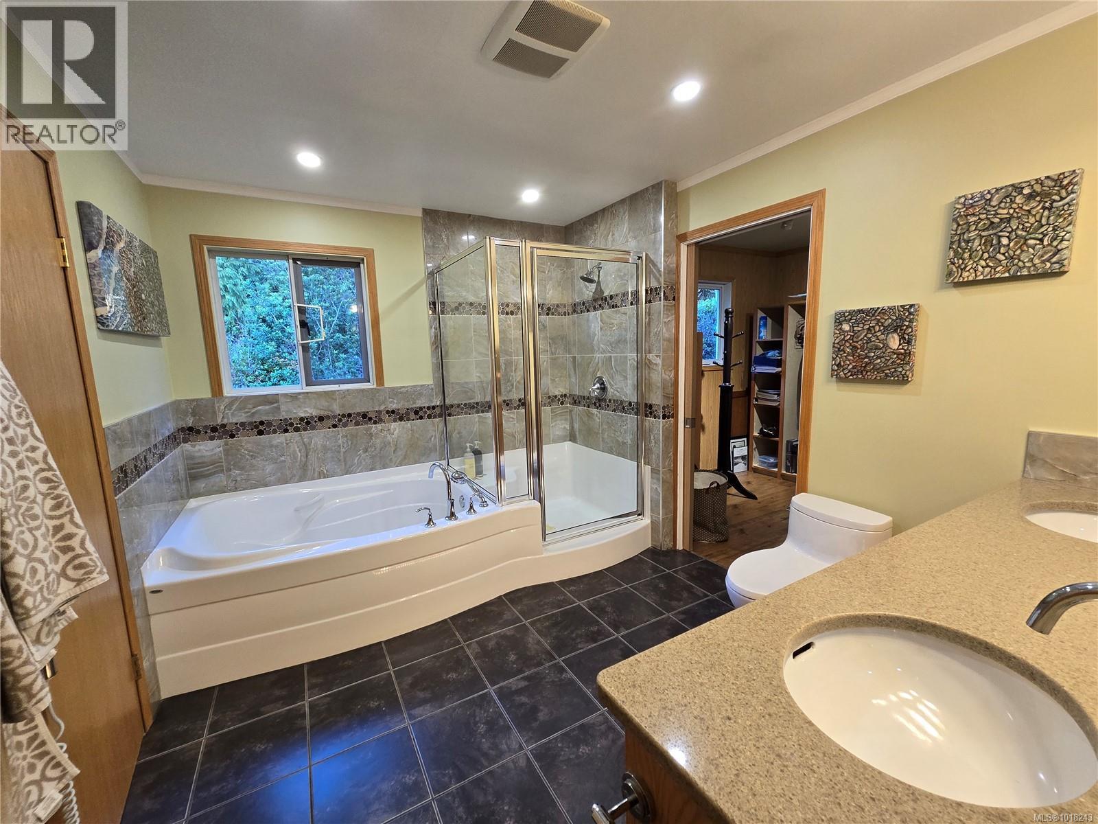 270 Cedar St, Tofino