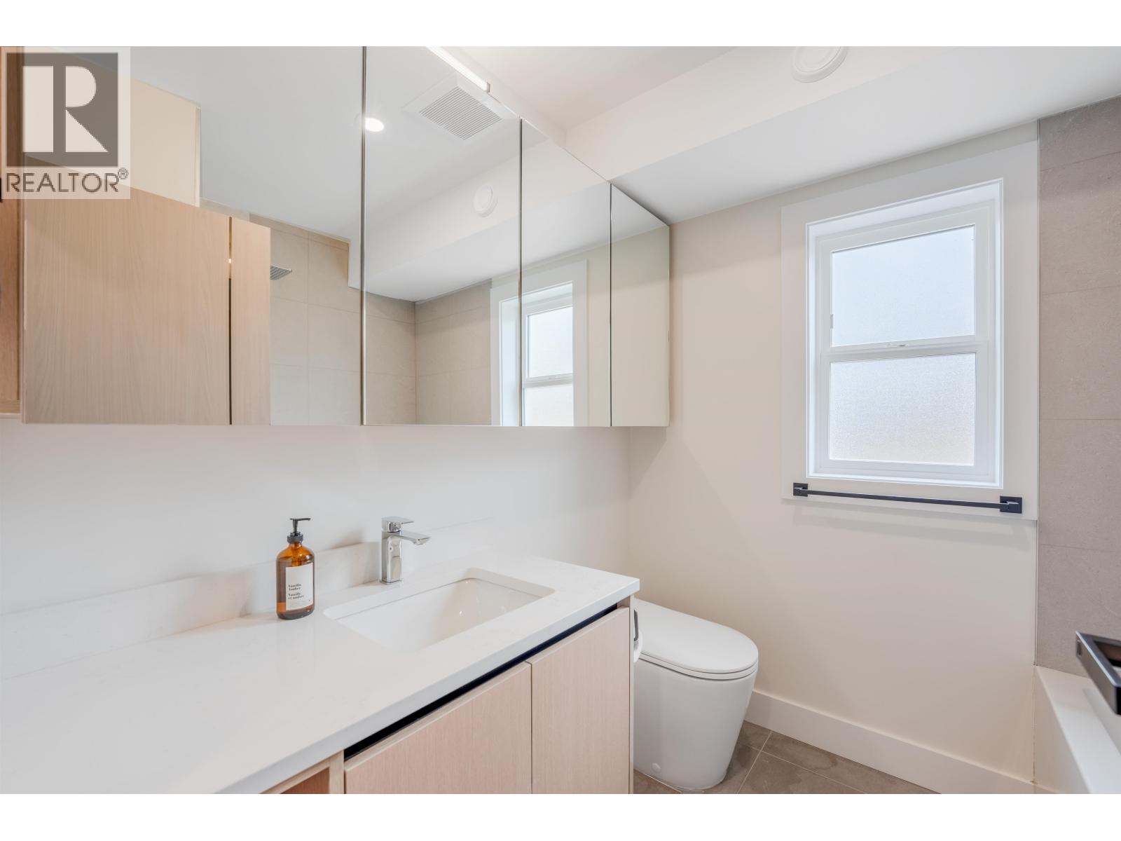 104 914 ROCHESTER AVENUE, Coquitlam