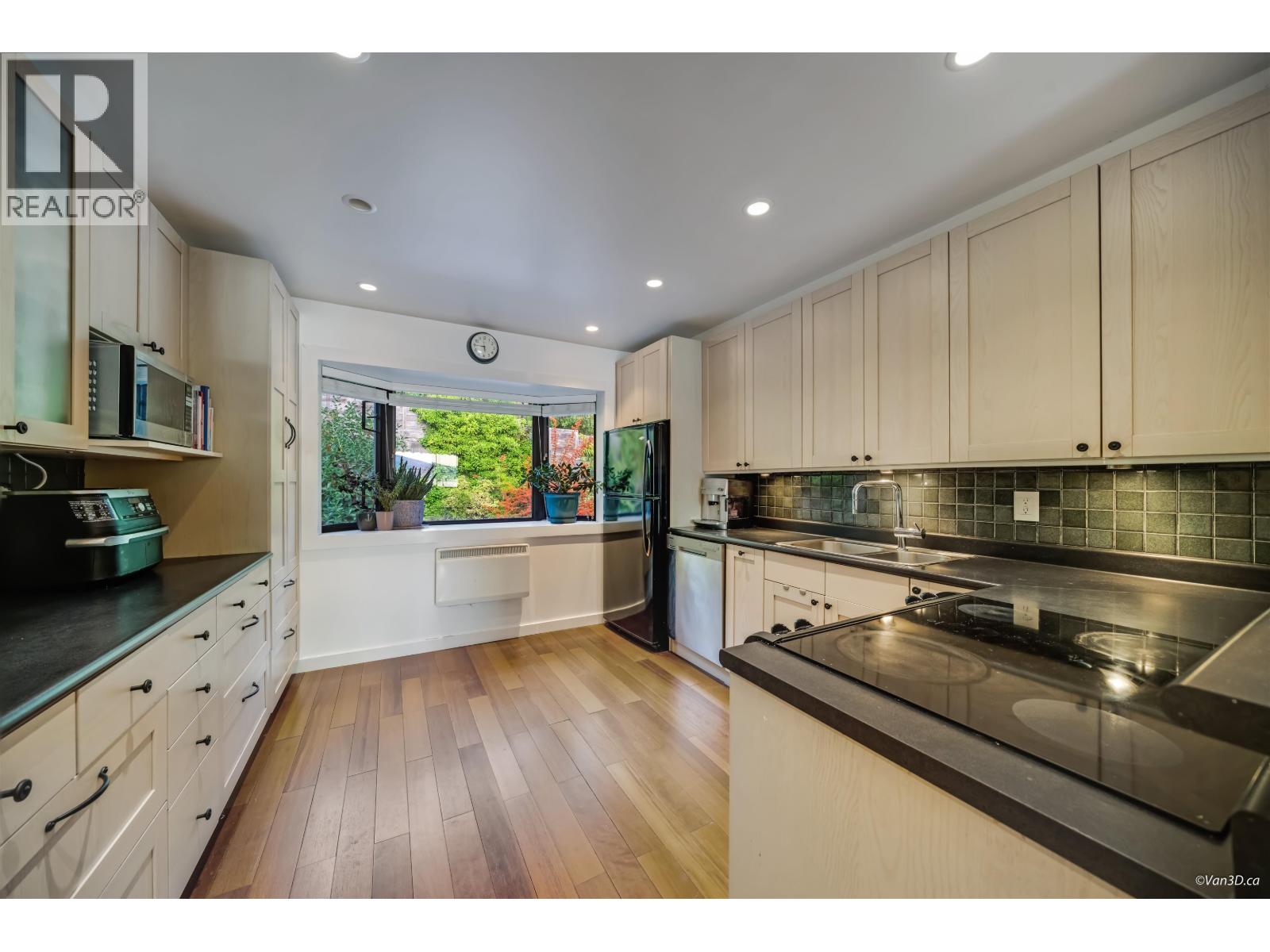 430 CROSSCREEK ROAD, Lions Bay