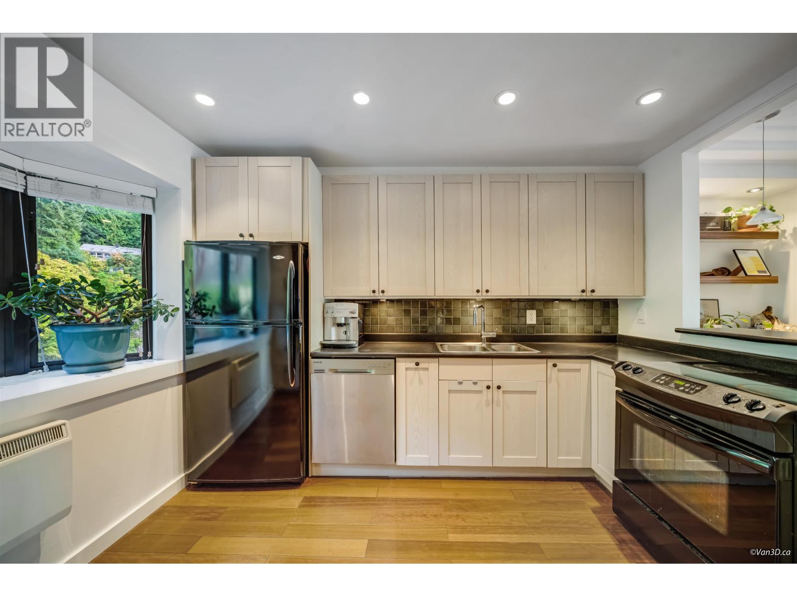 430 CROSSCREEK ROAD, Lions Bay