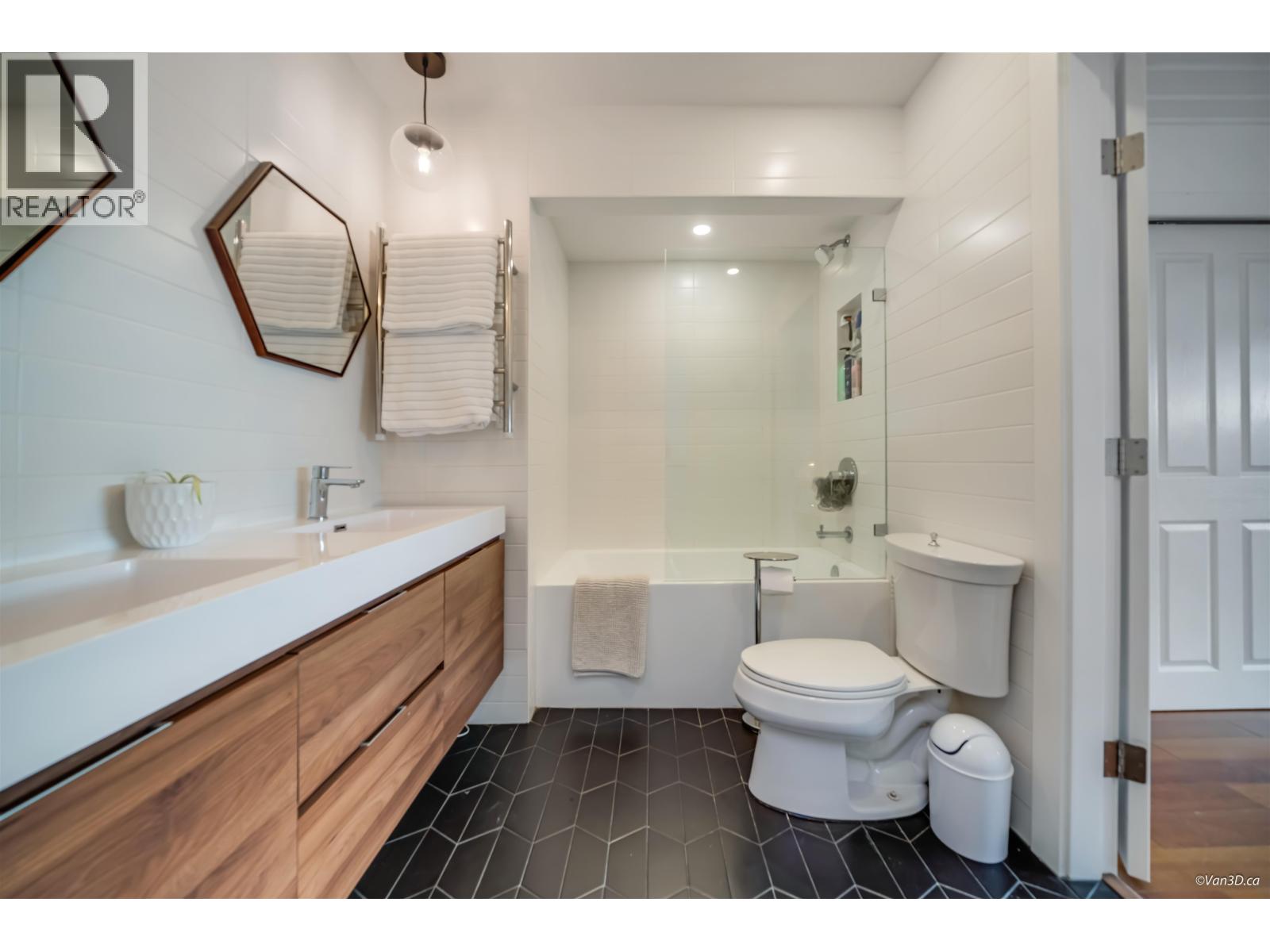 430 CROSSCREEK ROAD, Lions Bay