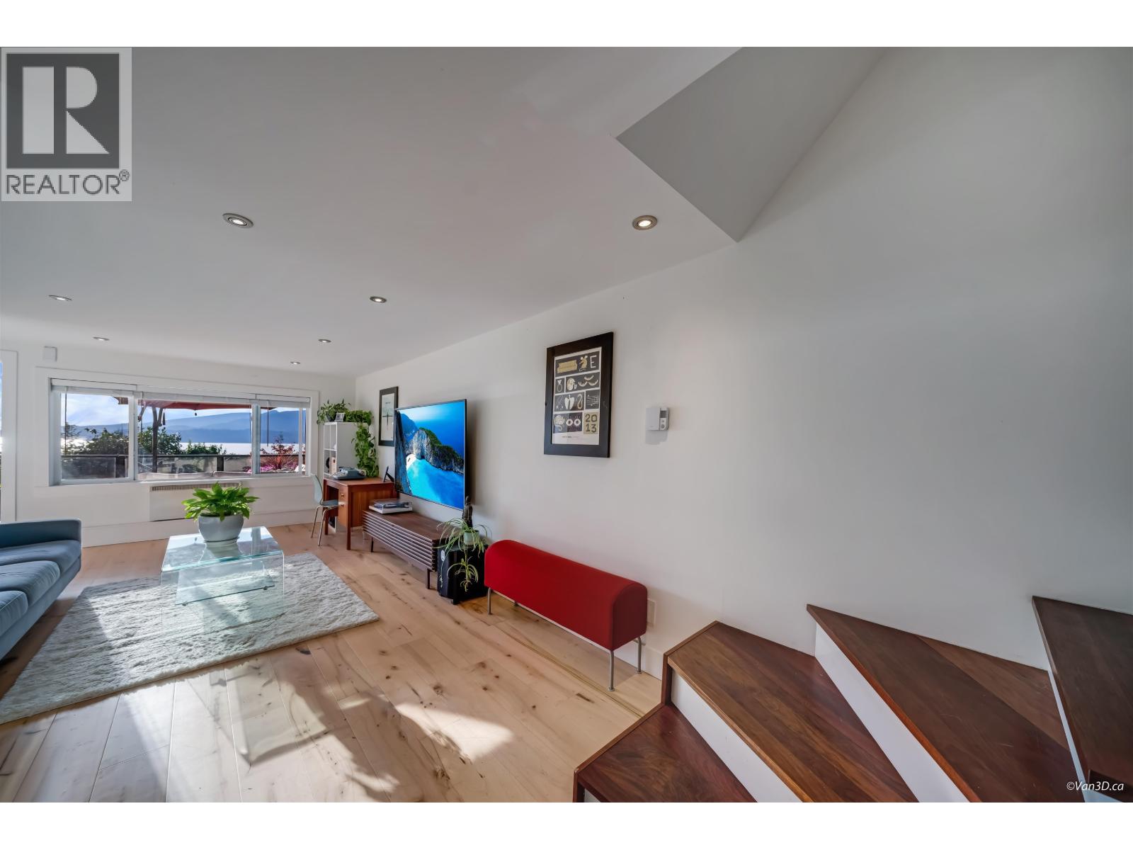 430 CROSSCREEK ROAD, Lions Bay