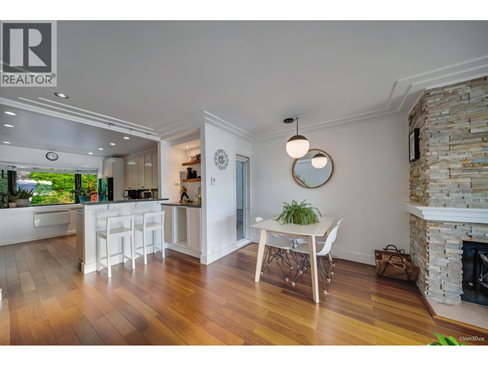 430 CROSSCREEK ROAD, Lions Bay