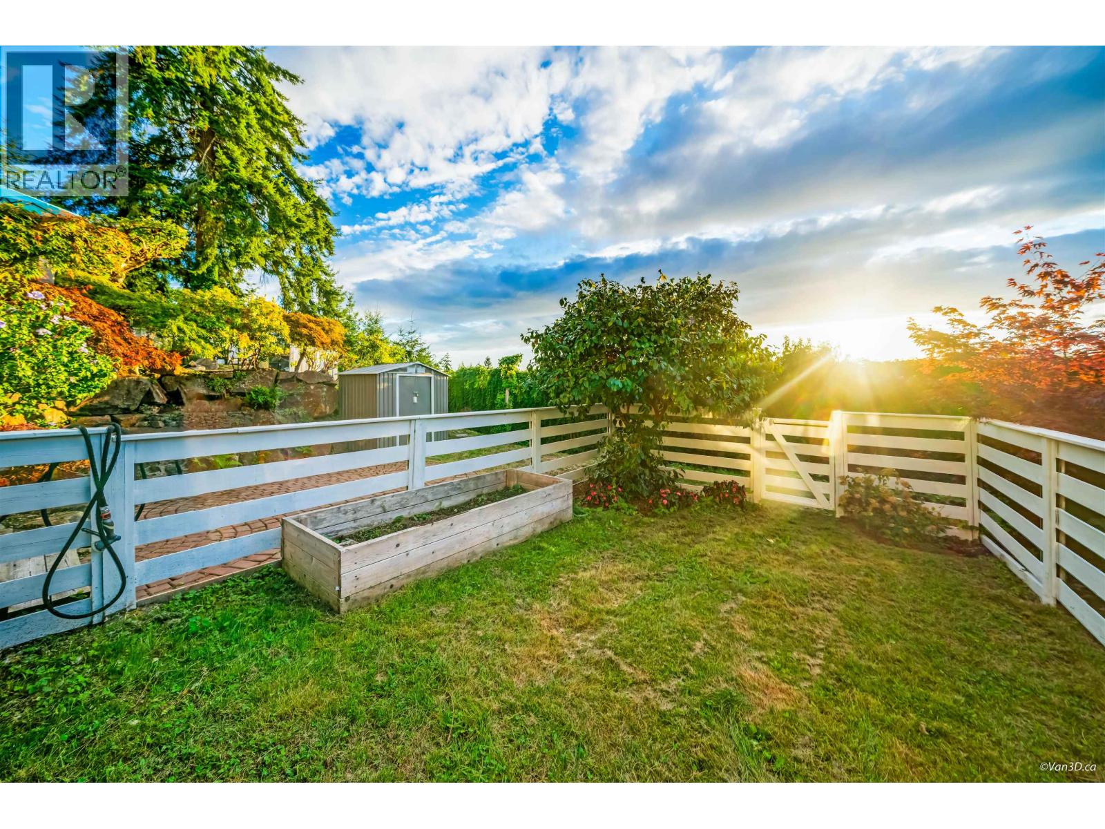 430 CROSSCREEK ROAD, Lions Bay