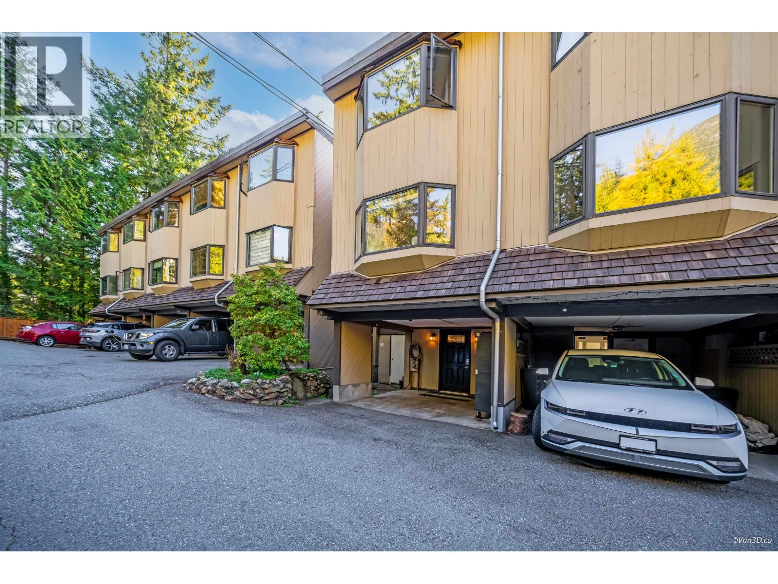 430 CROSSCREEK ROAD, Lions Bay