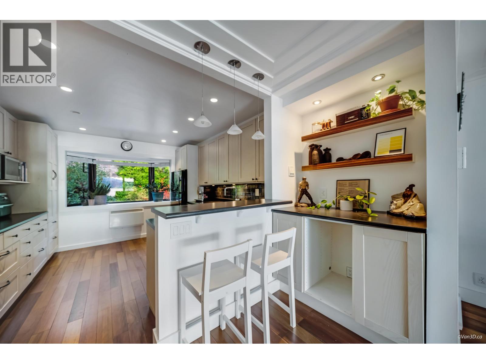 430 CROSSCREEK ROAD, Lions Bay