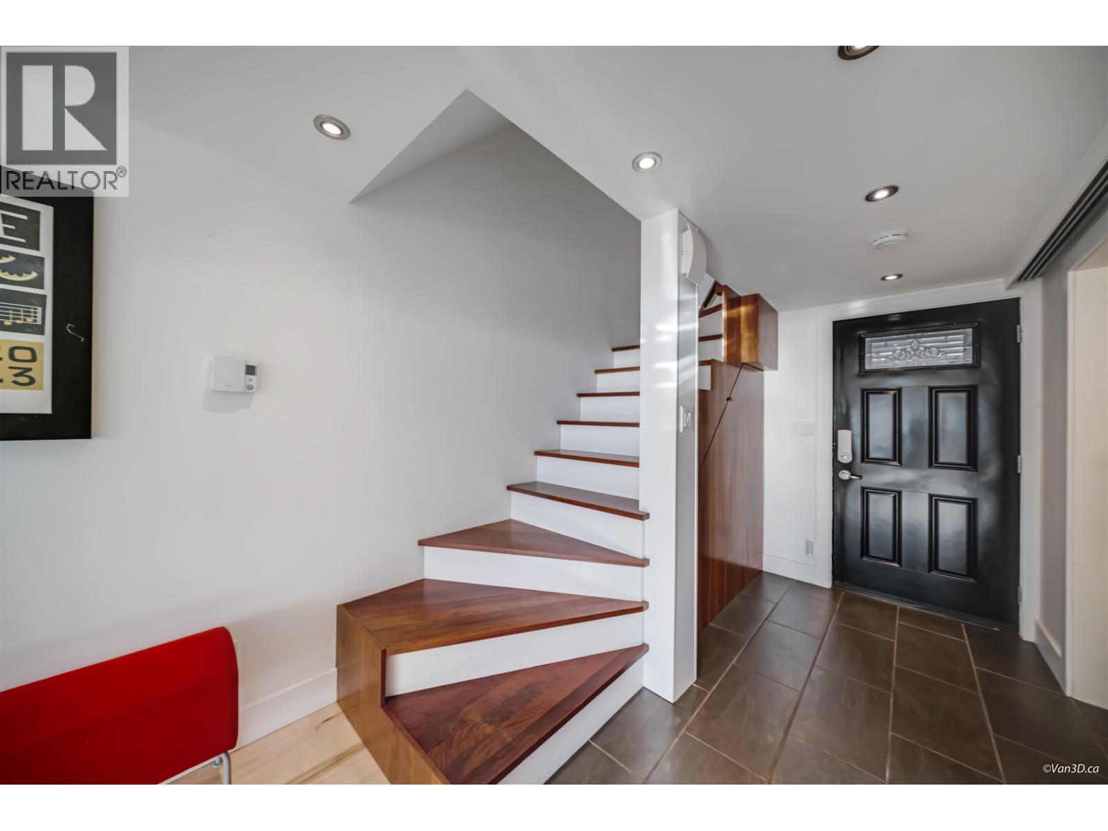 430 CROSSCREEK ROAD, Lions Bay