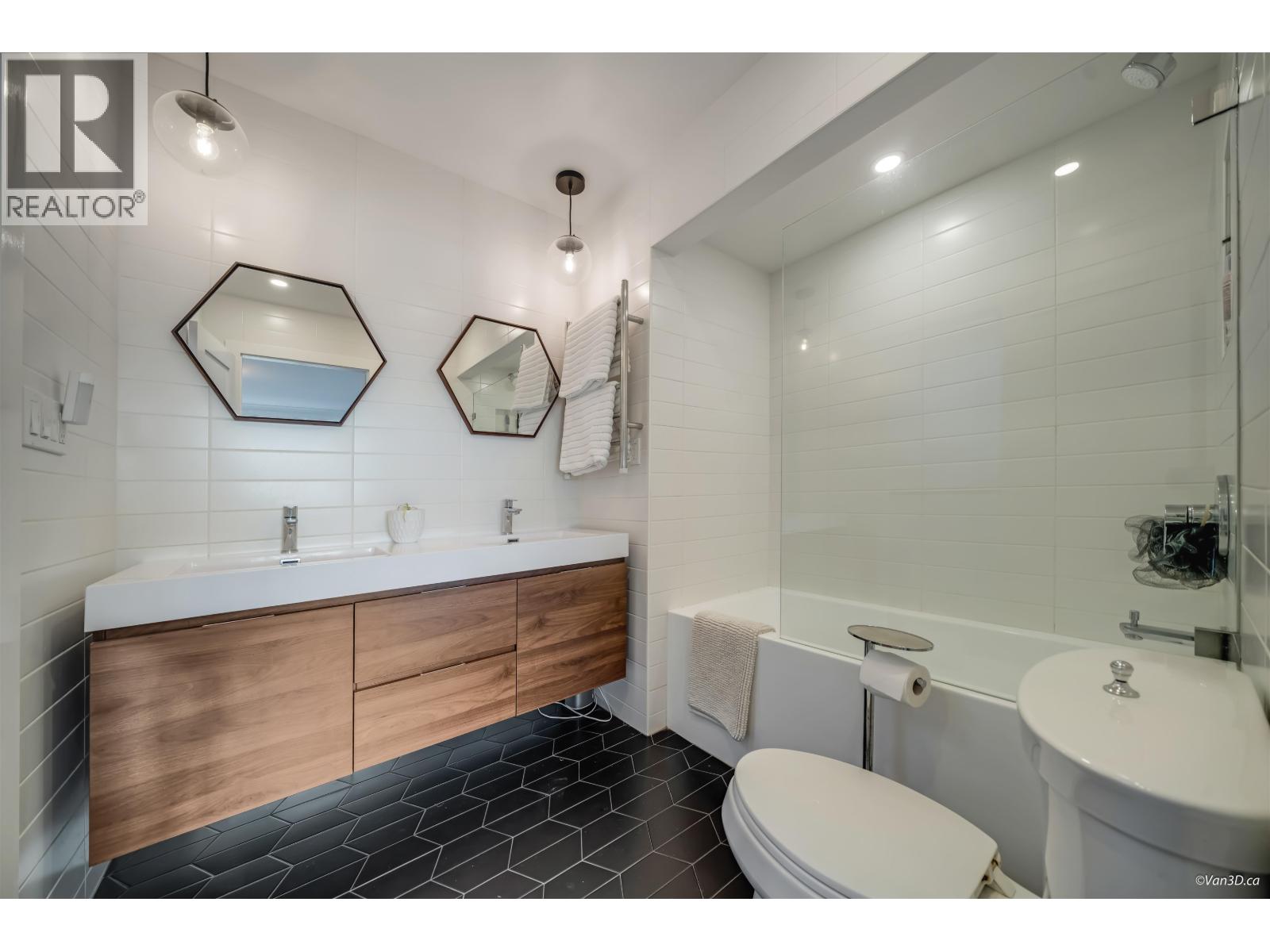 430 CROSSCREEK ROAD, Lions Bay