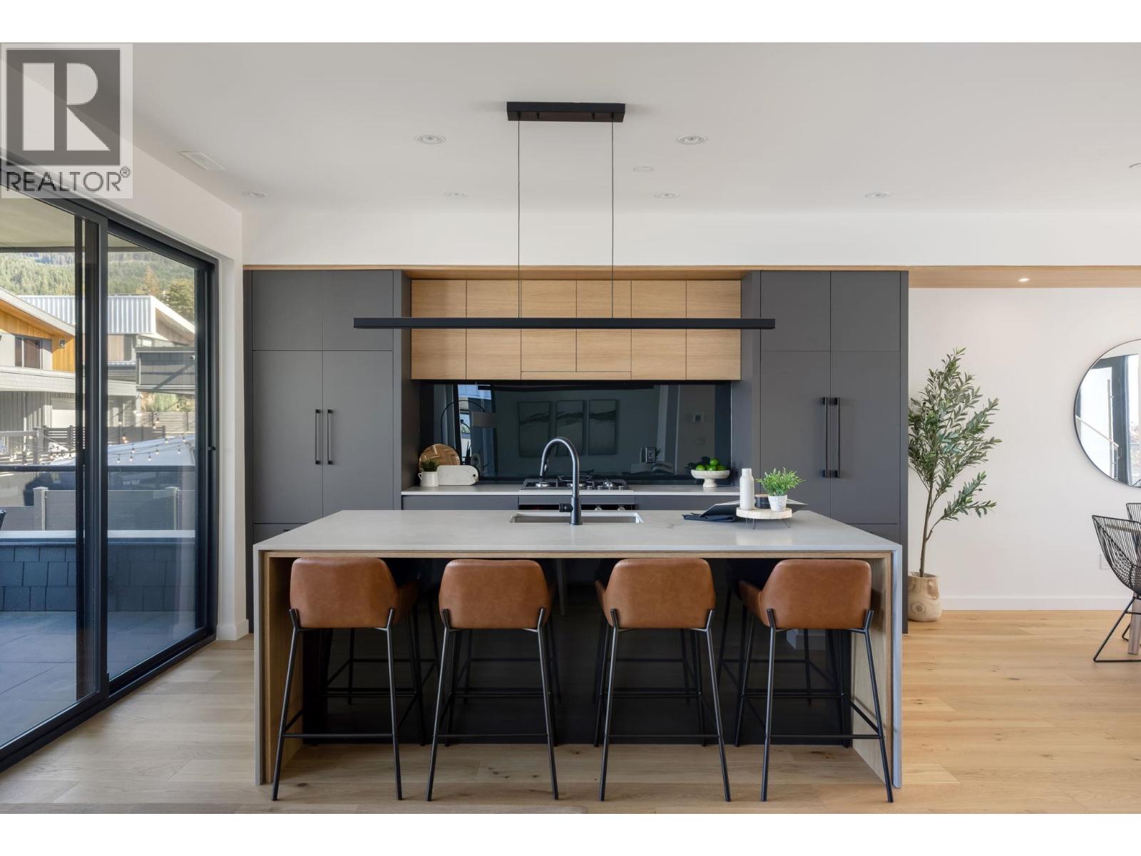 2943 HUCKLEBERRY DRIVE, Squamish