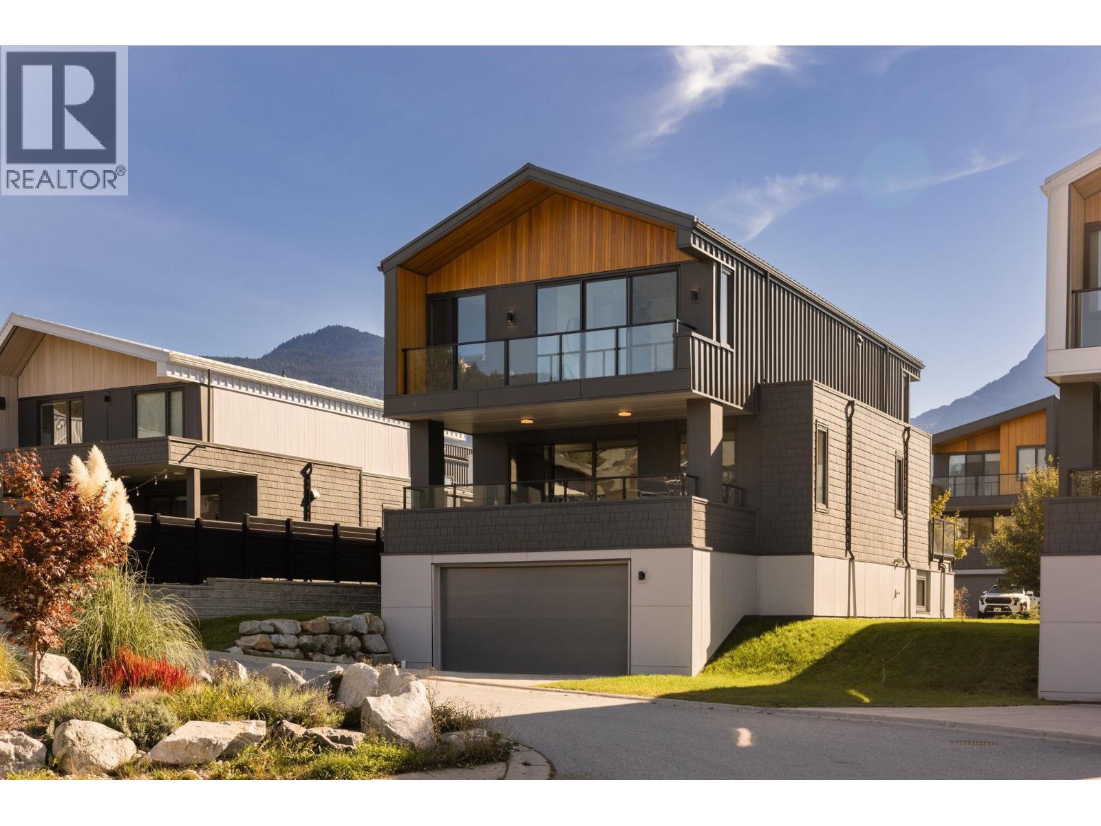 2943 HUCKLEBERRY DRIVE, Squamish