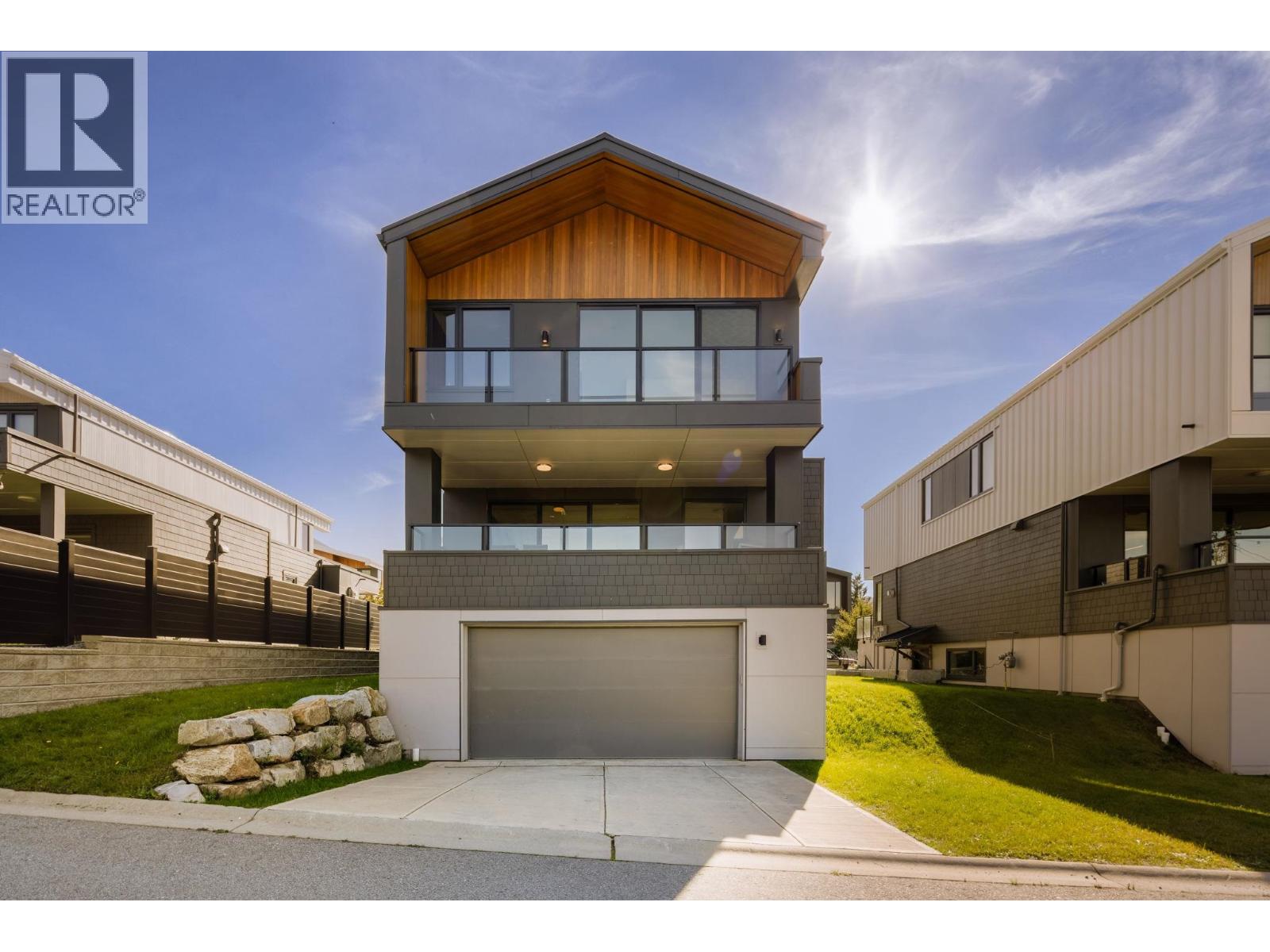 2943 HUCKLEBERRY DRIVE, Squamish