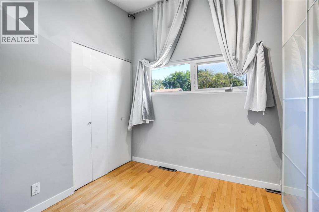 Single Family House 4 Level for Sale in  Selkirk Drive SW Southwood Calgary 