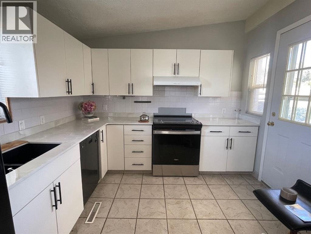 Single Family House 4 Level for Sale in  Selkirk Drive SW Southwood Calgary 