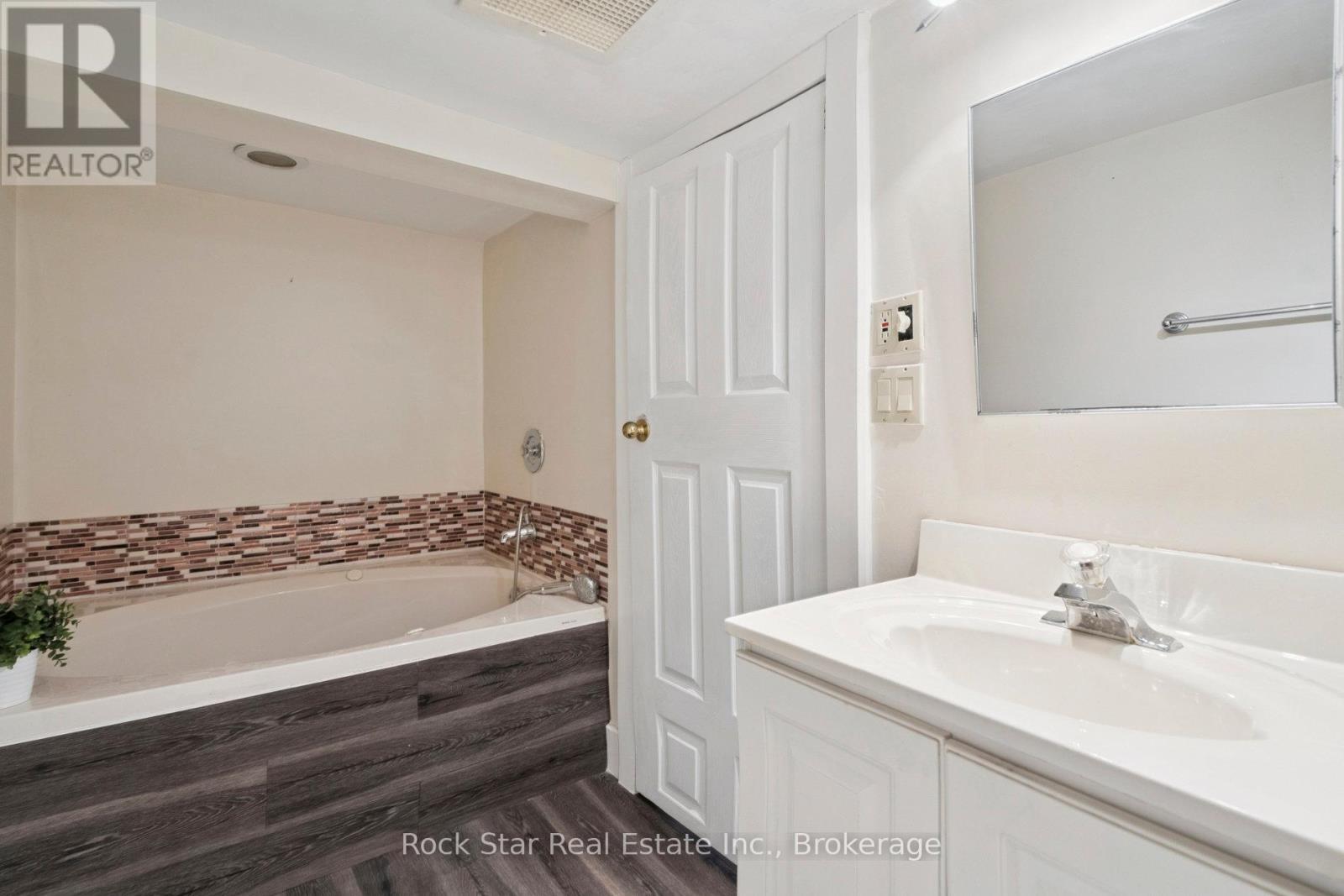 Single Family House for Sale in  ROSEDALE AVENUE Hamilton (Rosedale) 