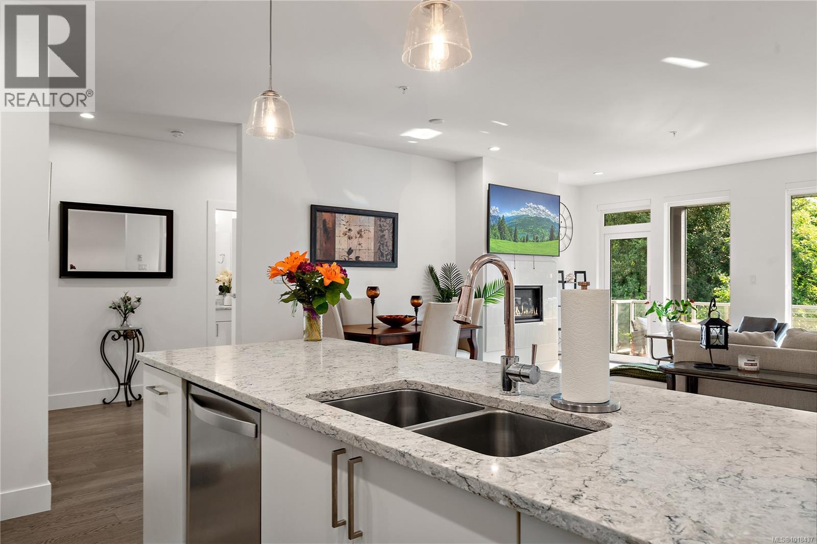 202 10670 McDonald Park Rd, North Saanich