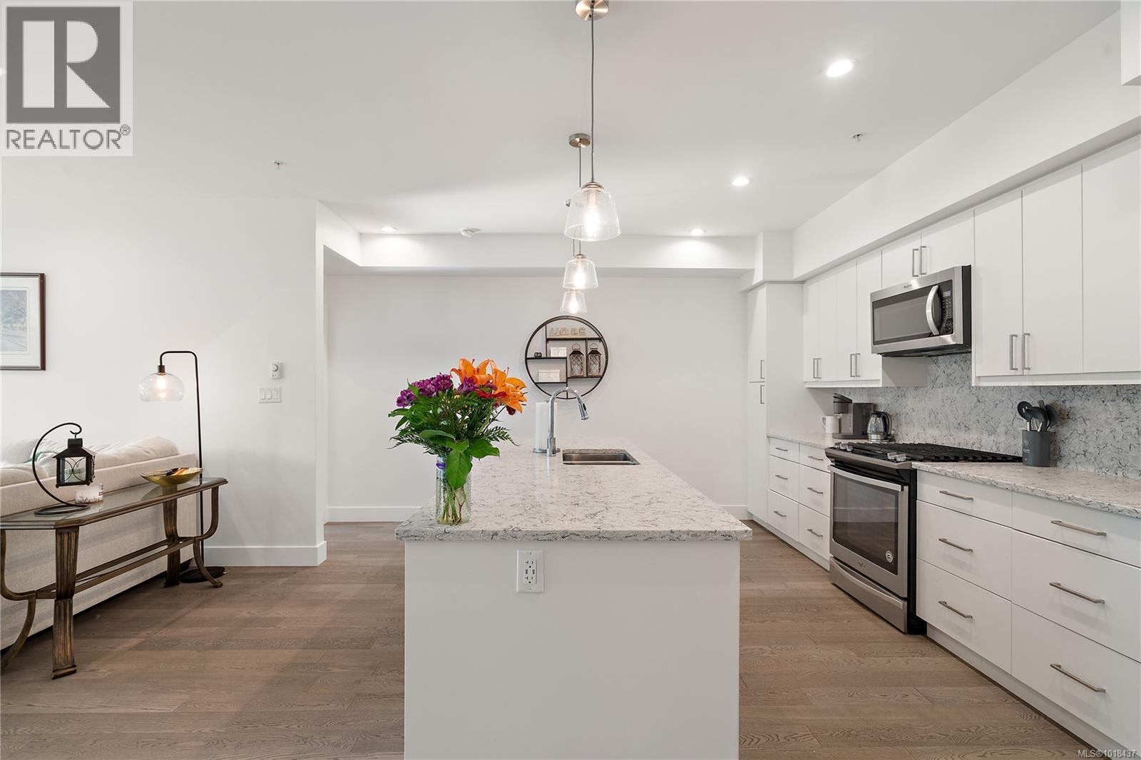 202 10670 McDonald Park Rd, North Saanich