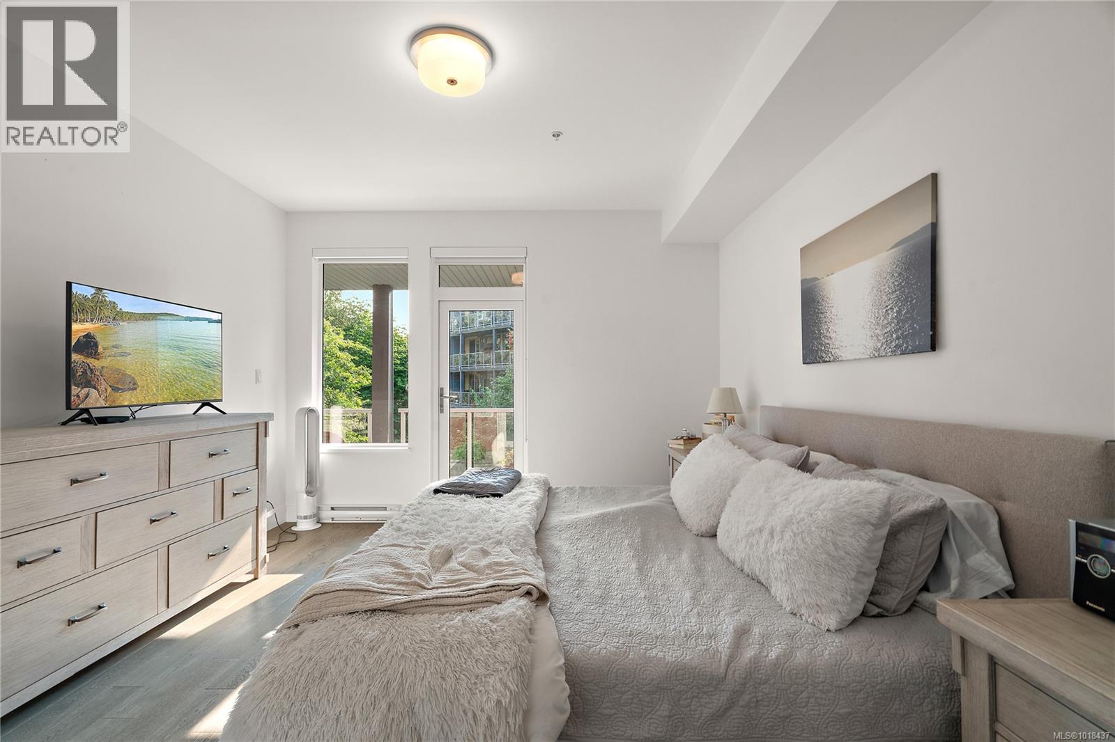 202 10670 McDonald Park Rd, North Saanich