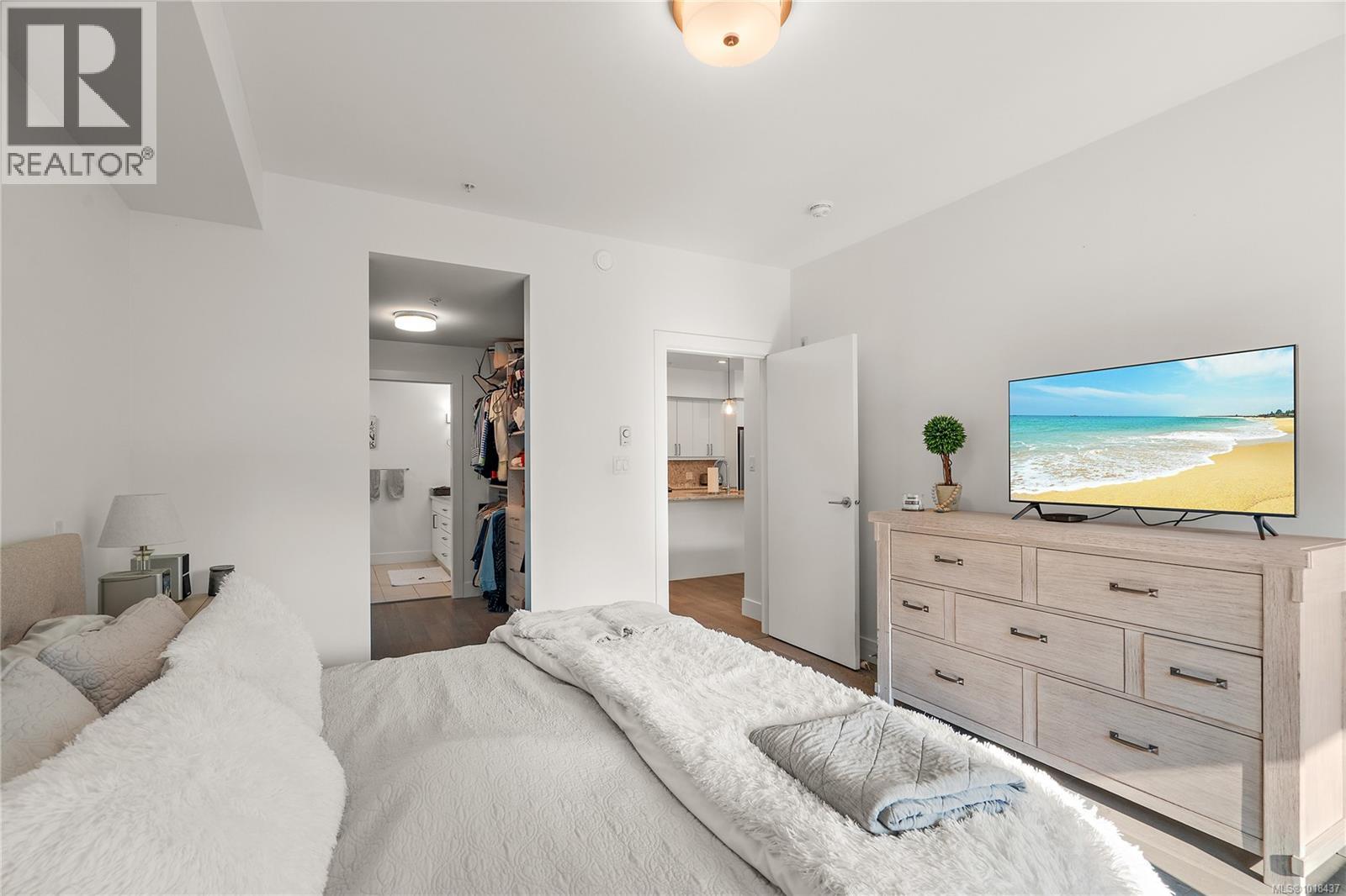 202 10670 McDonald Park Rd, North Saanich