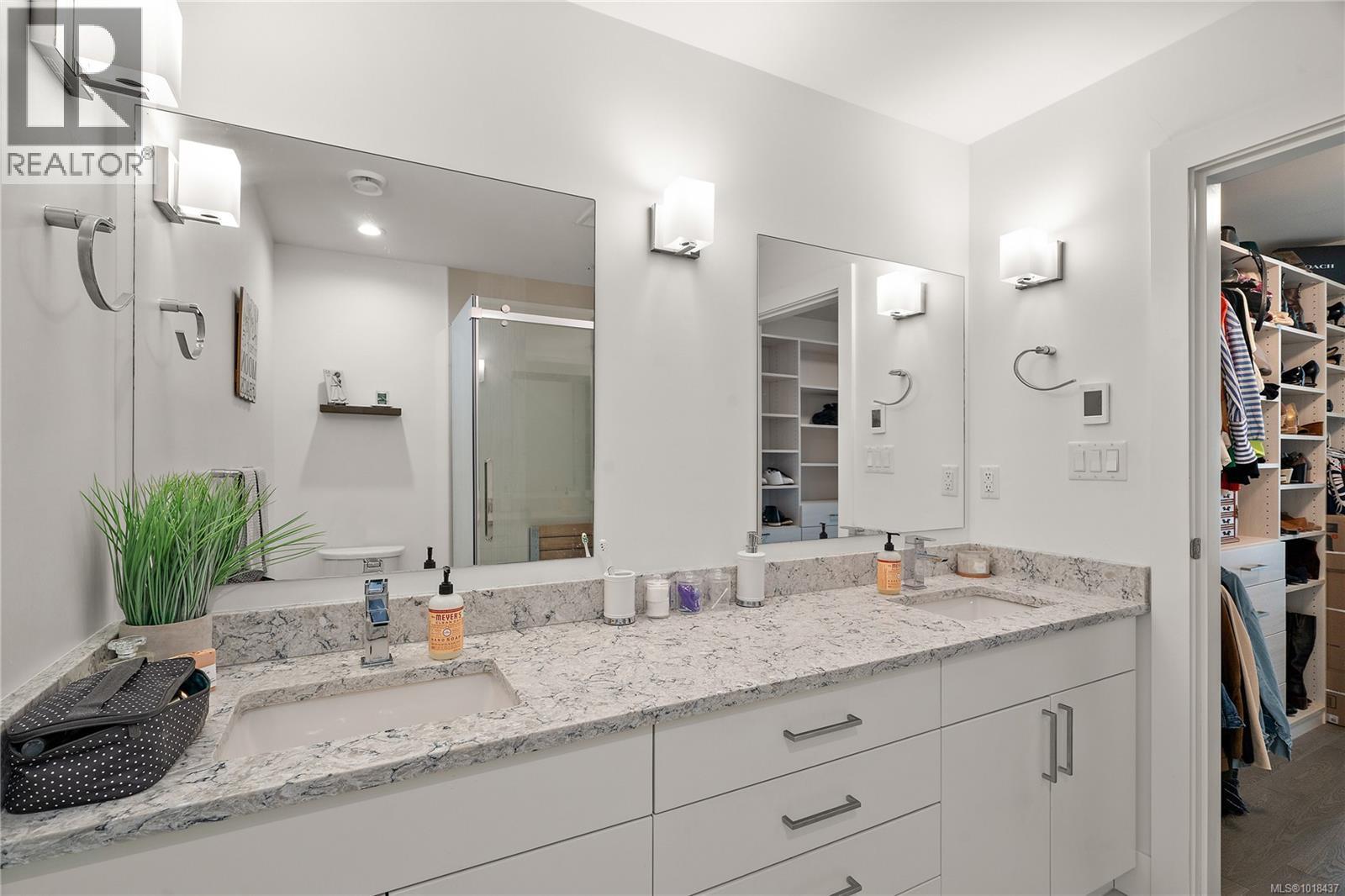 202 10670 McDonald Park Rd, North Saanich