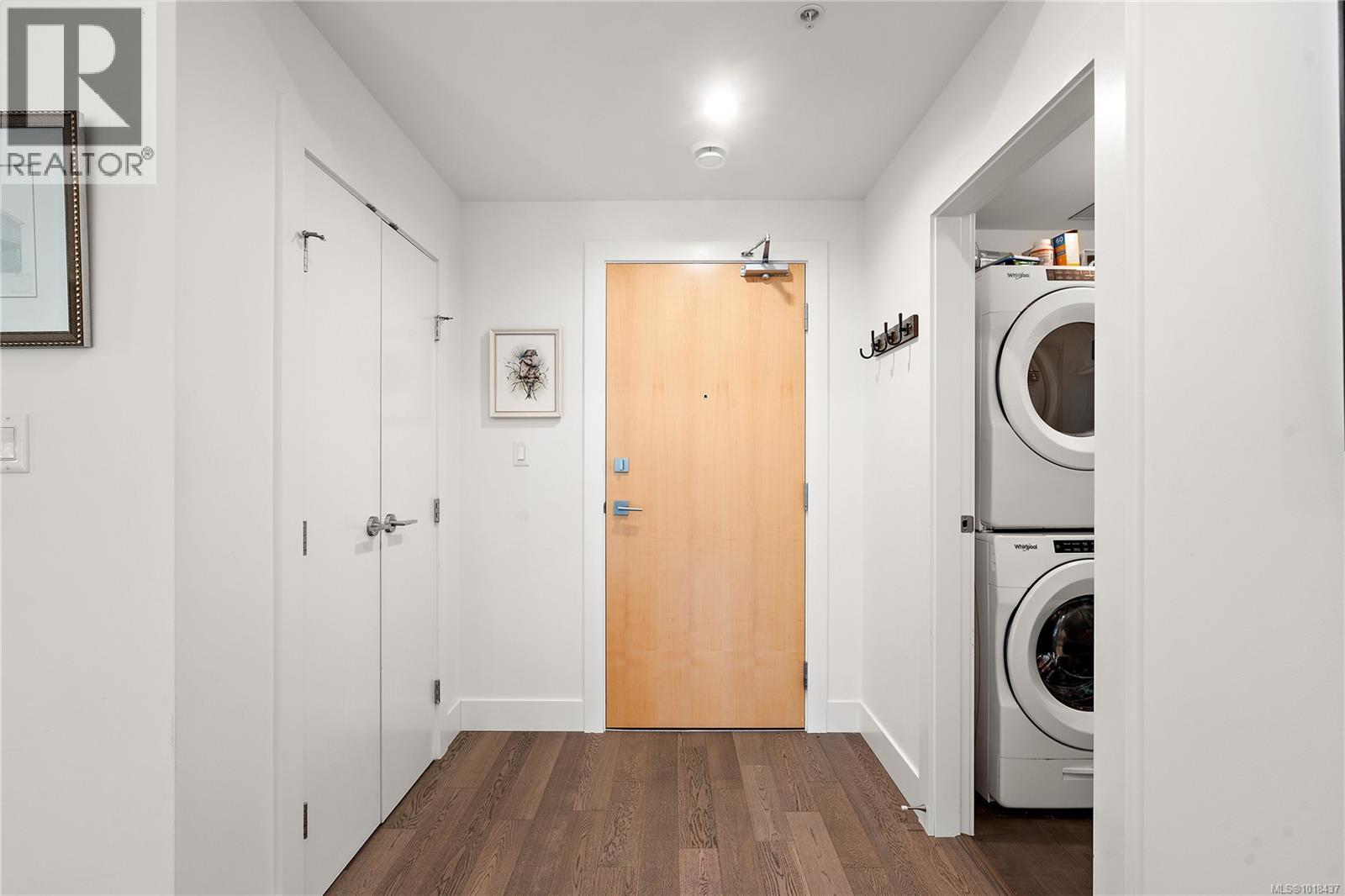 202 10670 McDonald Park Rd, North Saanich