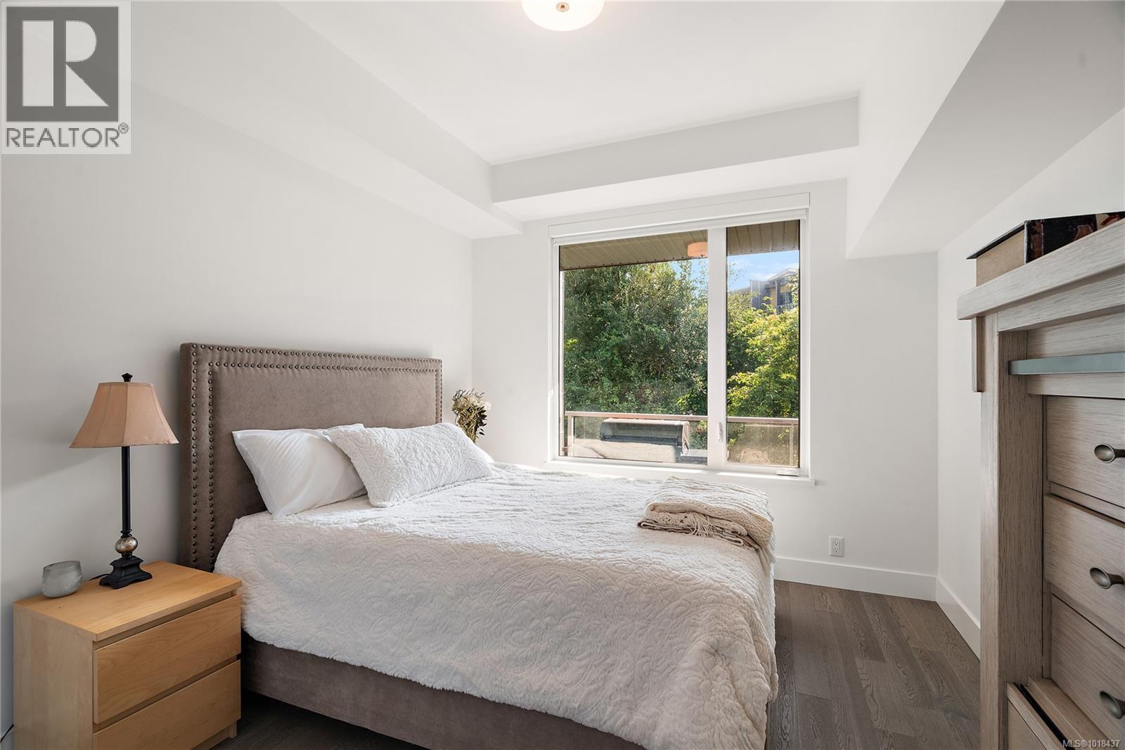 202 10670 McDonald Park Rd, North Saanich