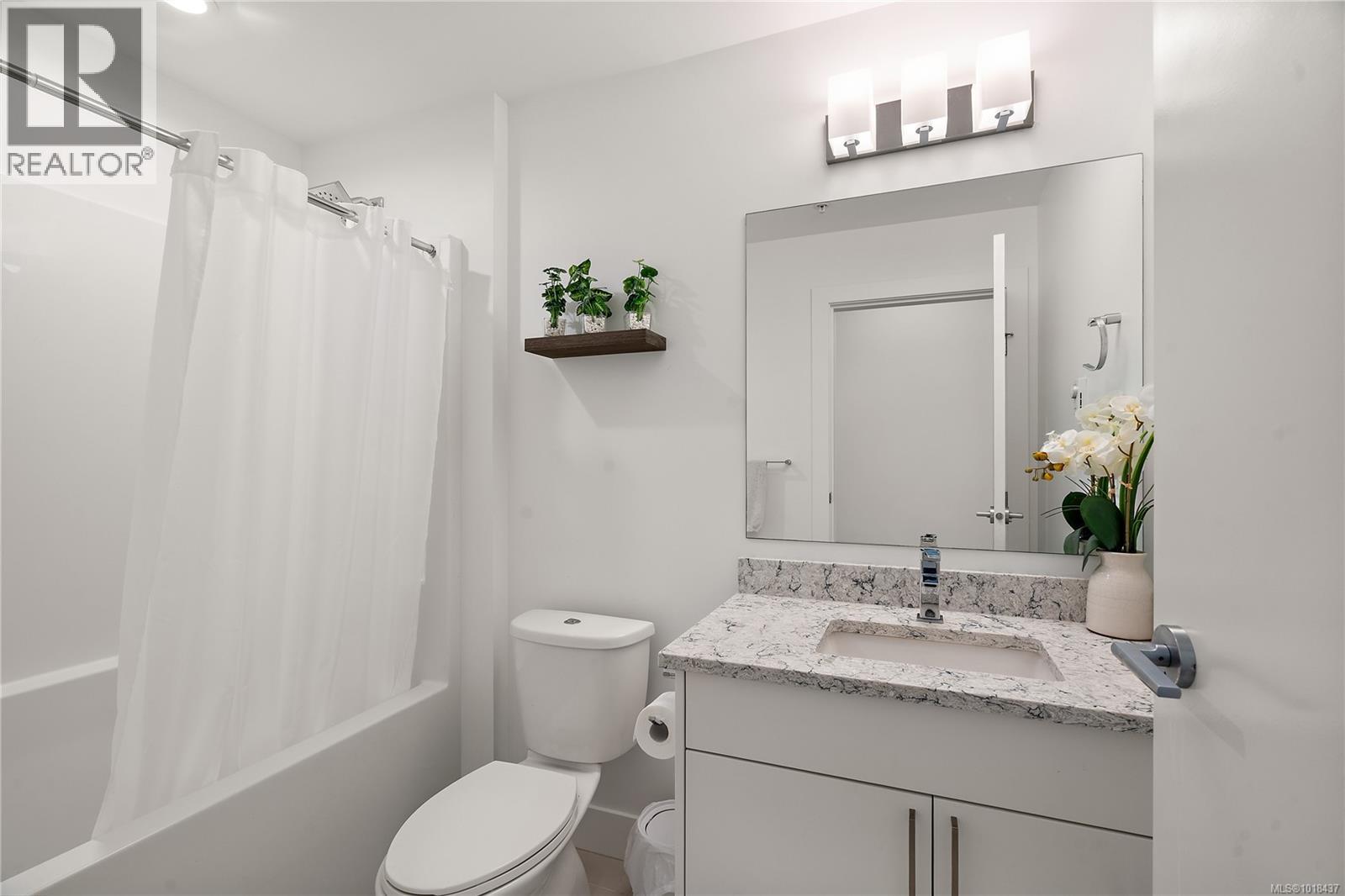 202 10670 McDonald Park Rd, North Saanich