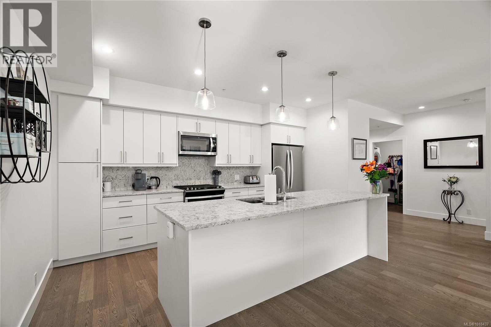 202 10670 McDonald Park Rd, North Saanich