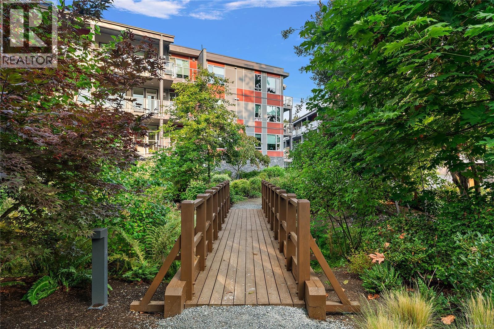 202 10670 McDonald Park Rd, North Saanich