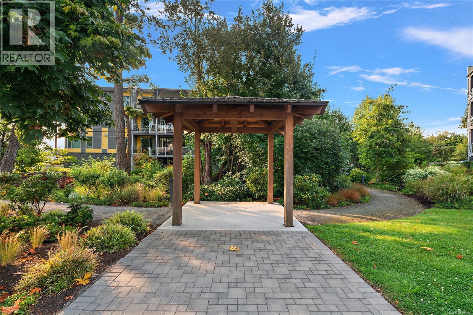 202 10670 McDonald Park Rd, North Saanich