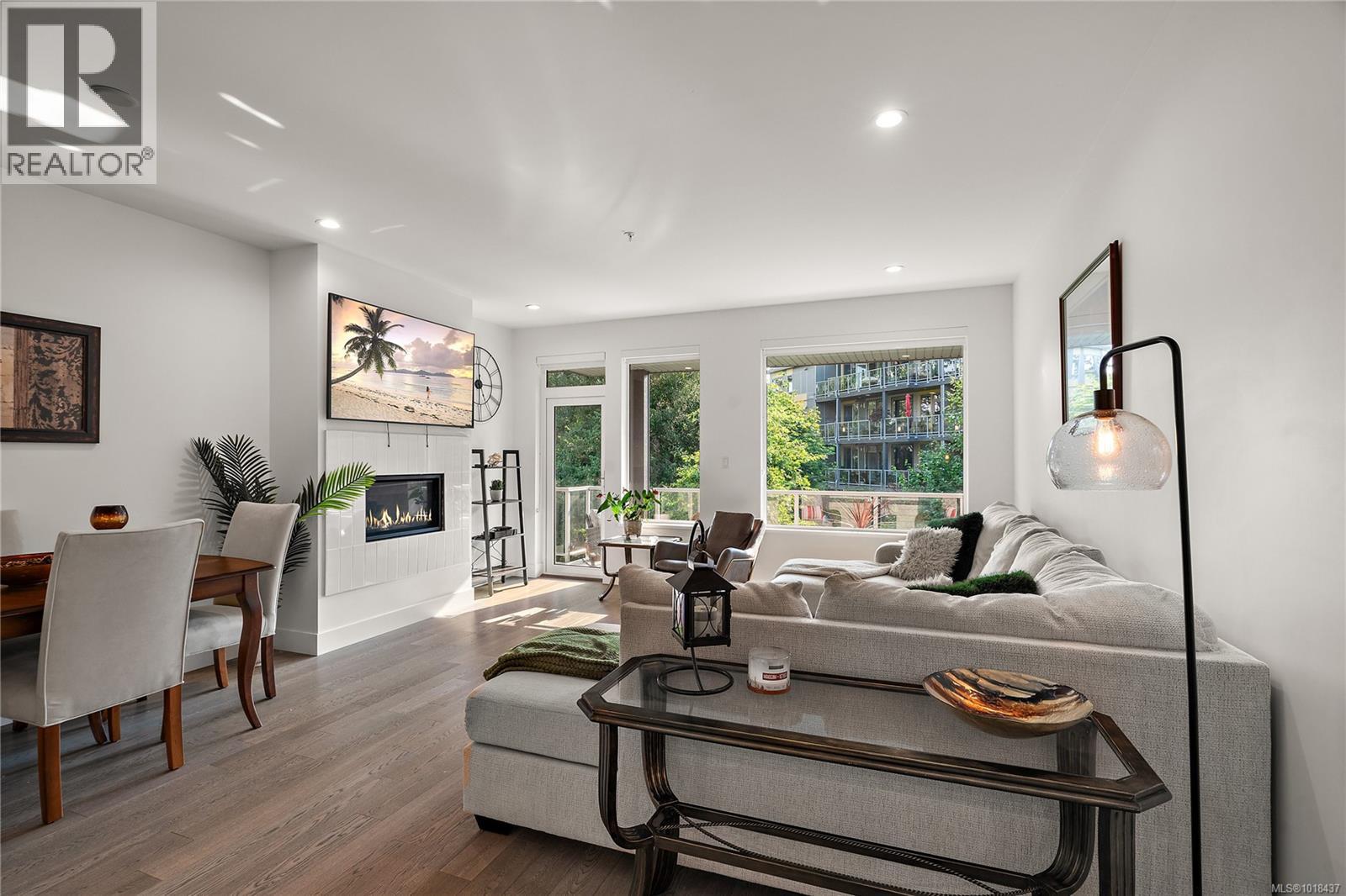 202 10670 McDonald Park Rd, North Saanich