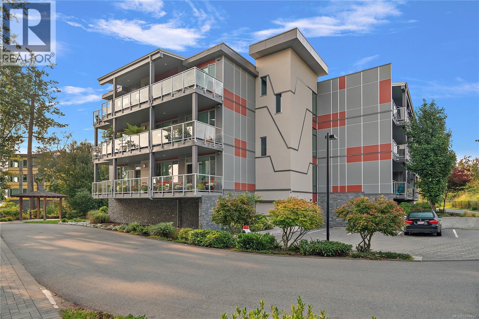 202 10670 McDonald Park Rd, North Saanich